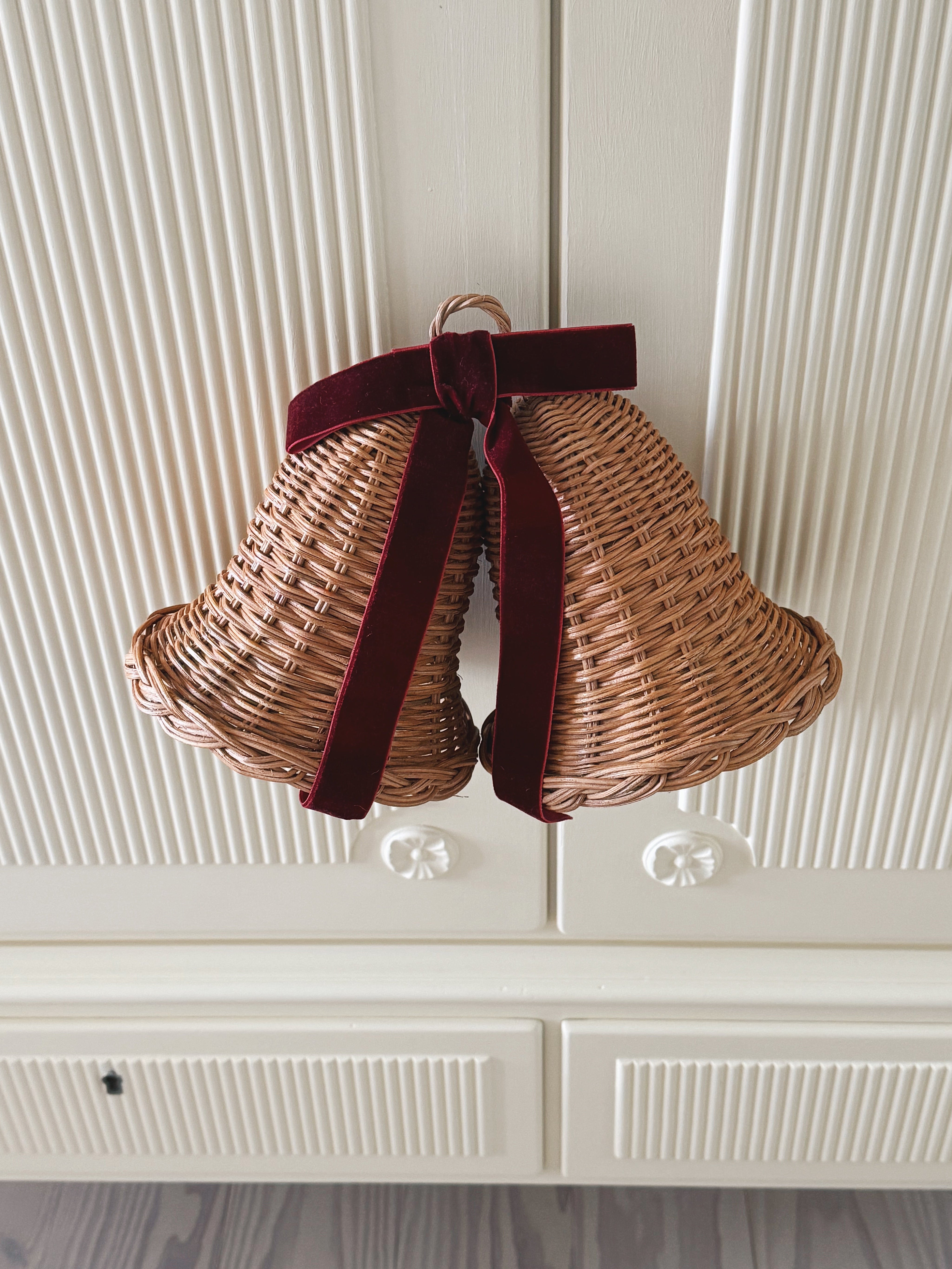 Sæt med 2 Hængende Rattan Juleklokker med Mørkerød Sløjfe | D15 x H15 cm Studio Hafnia