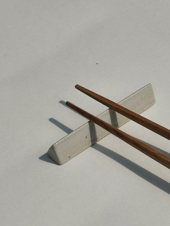 Spisepindholder i keramik | Hvid trekant | Japan STUDIO HAFNIA