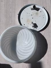 Murano plafondlampe adskilt: hvid swirl-glaskuppel og metalbase, Ø36 cm