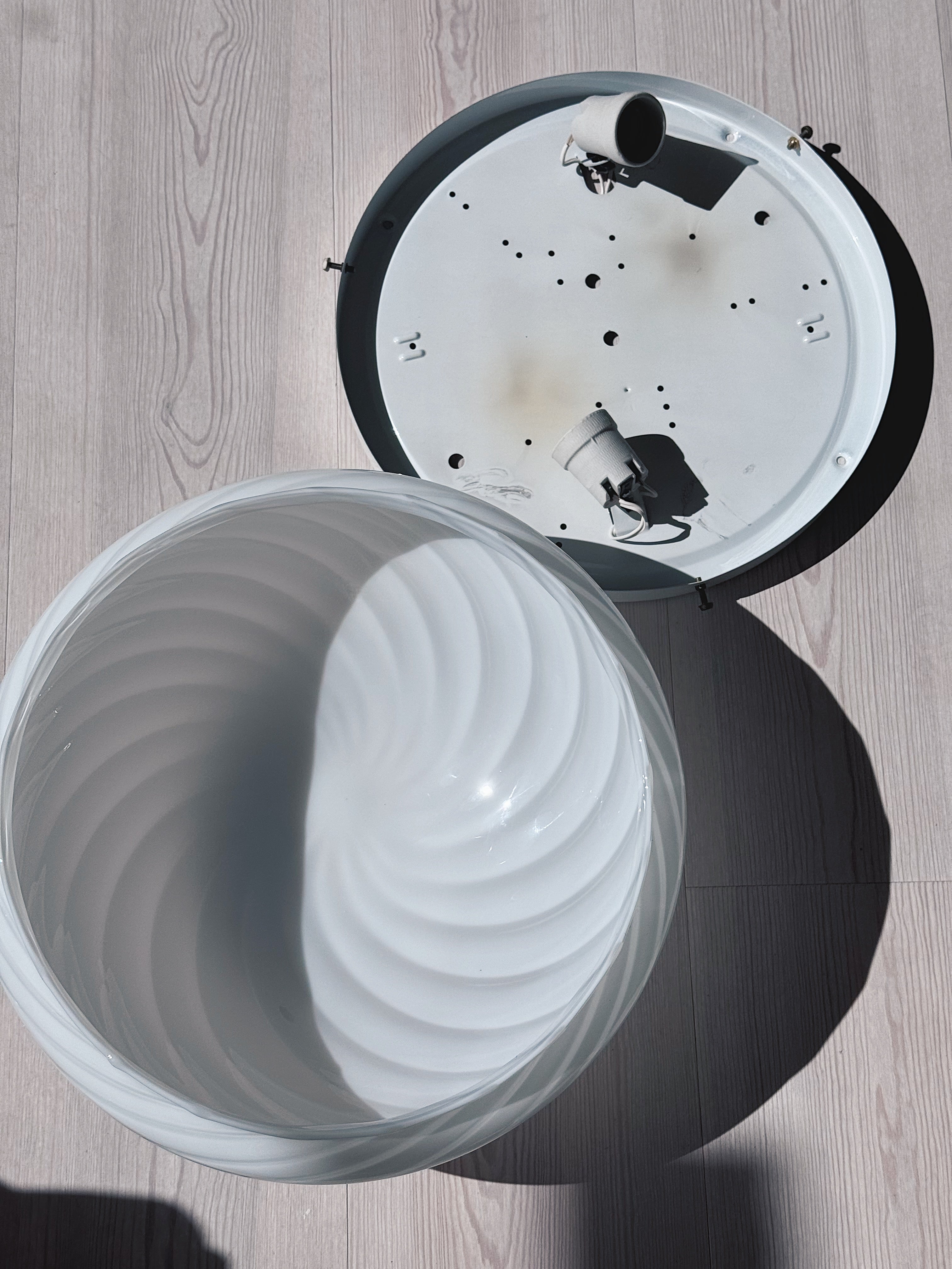 Murano plafondlampe adskilt: hvid swirl-glaskuppel og metalbase, Ø36 cm