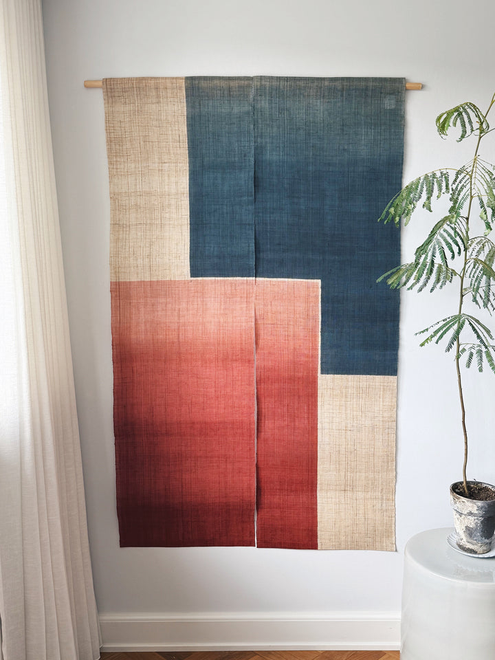Japansk Vægtæppe i Hamp med Ophæng | Geometrisk Rød & Blå | 150 × 88 cm  STUDIO HAFNIA