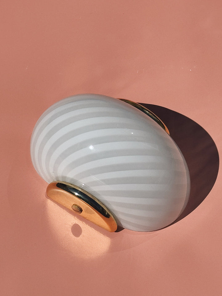 Vintage Murano Væglampe i Hvid Swirlglas med Messingbeslag – L22 cm Studio Hafnia