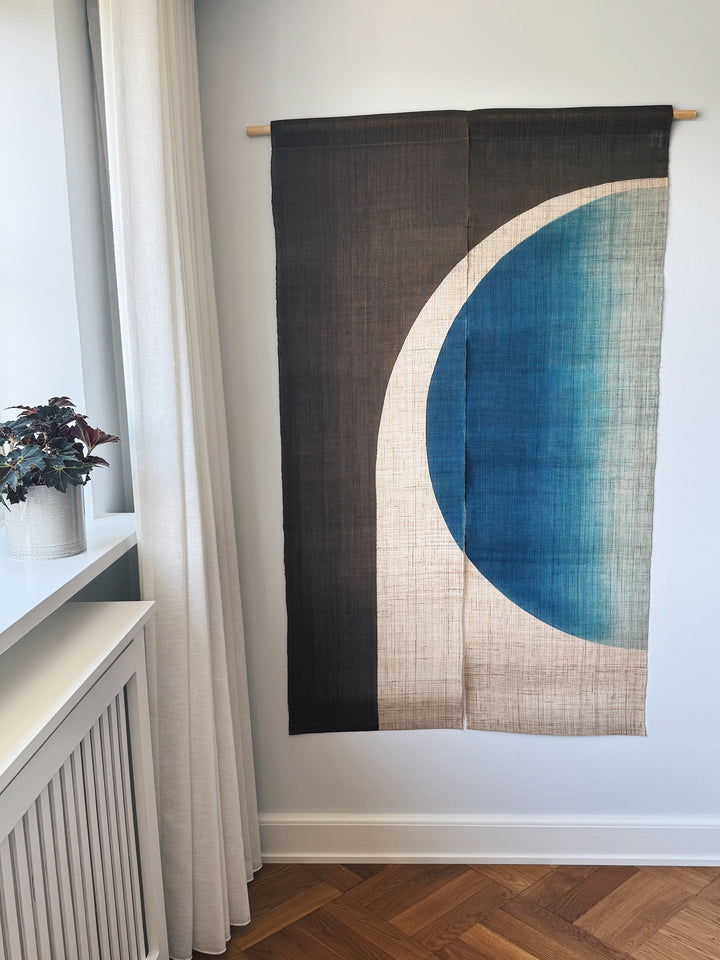 Japansk Vægtæppe i Hamp med Ophæng | Halvcirkelmotiv i Khaki & Blå | 150 × 88 cm Studio Hafnia