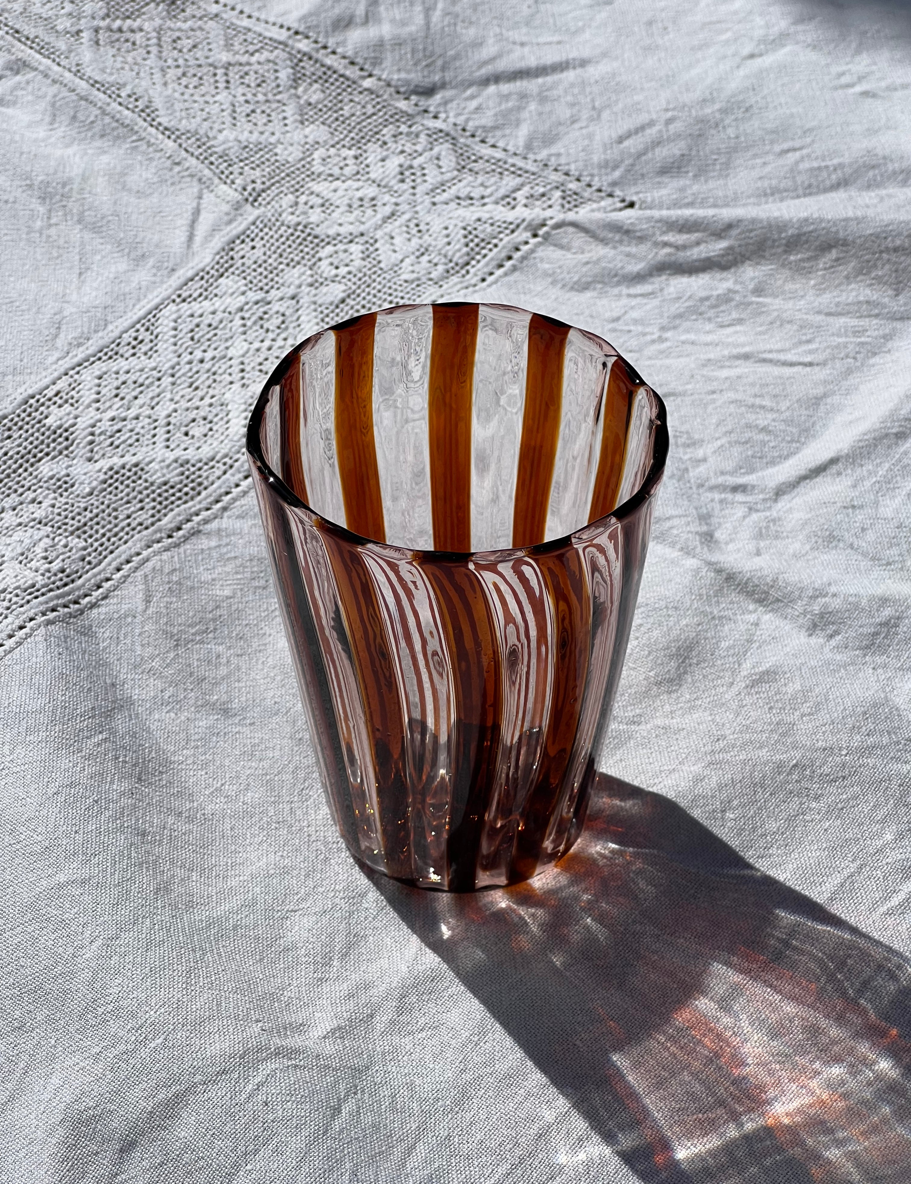Håndblæst Murano Glas med Karamelfarvet og Pink Striber Murano