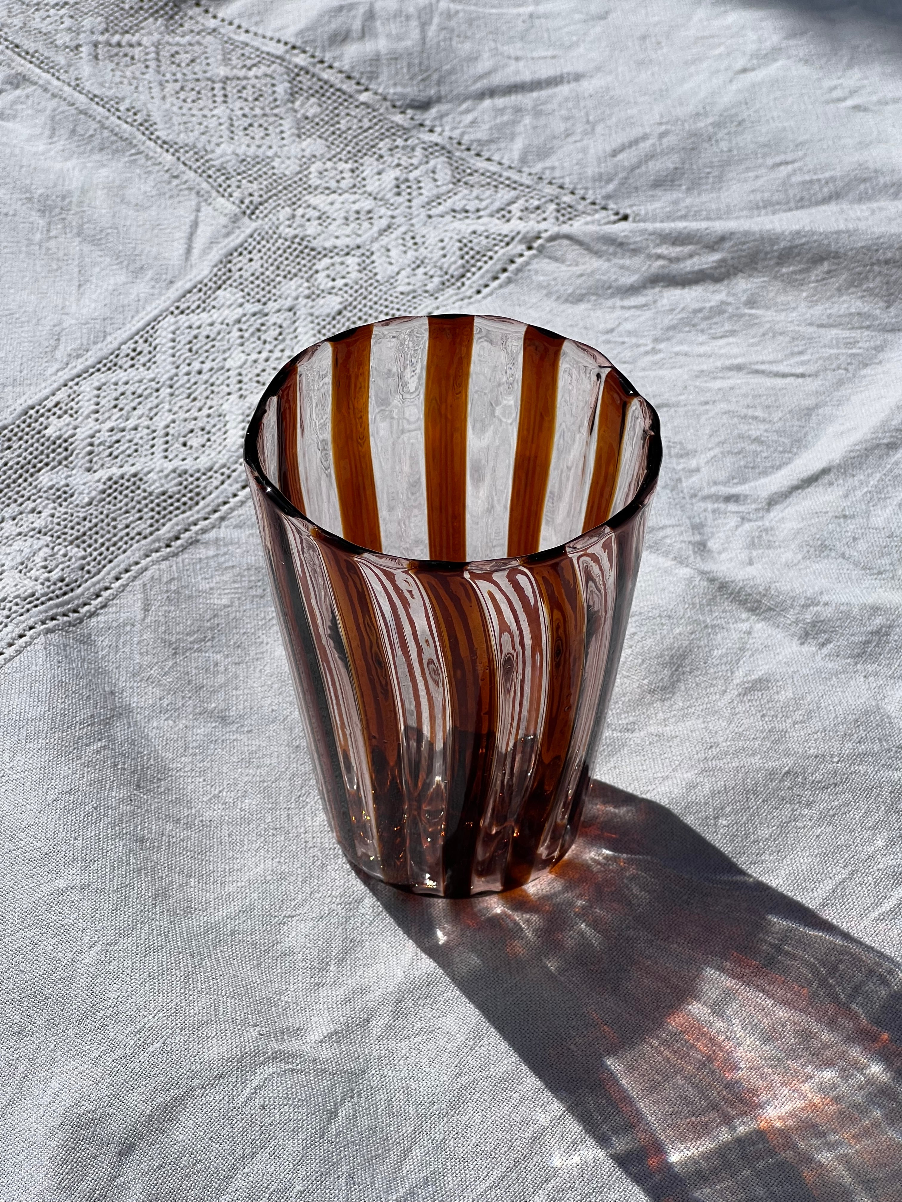 Håndblæst Murano Glas med Karamelfarvet og Pink Striber Murano