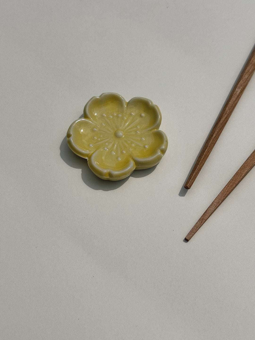 Spisepindholder i keramik | Gul blomsterform | Japan STUDIO HAFNIA