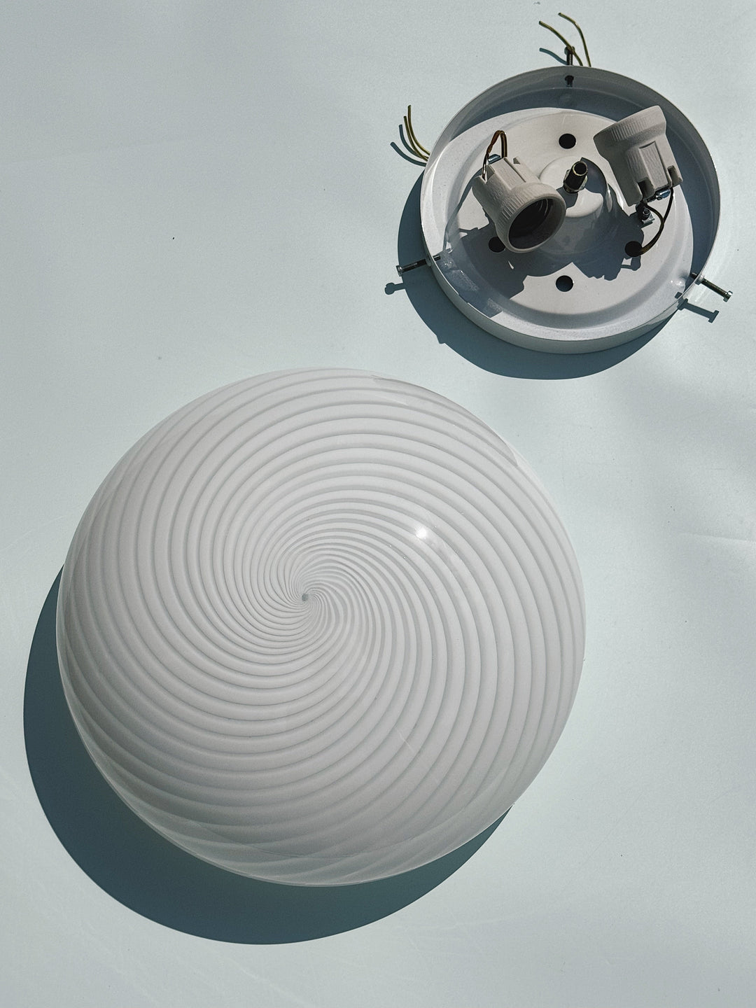 Vintage Murano Plafondlampe i Hvidt Swirl Glas | Loft-/Væglampe Ø30 cm Studio Hafnia