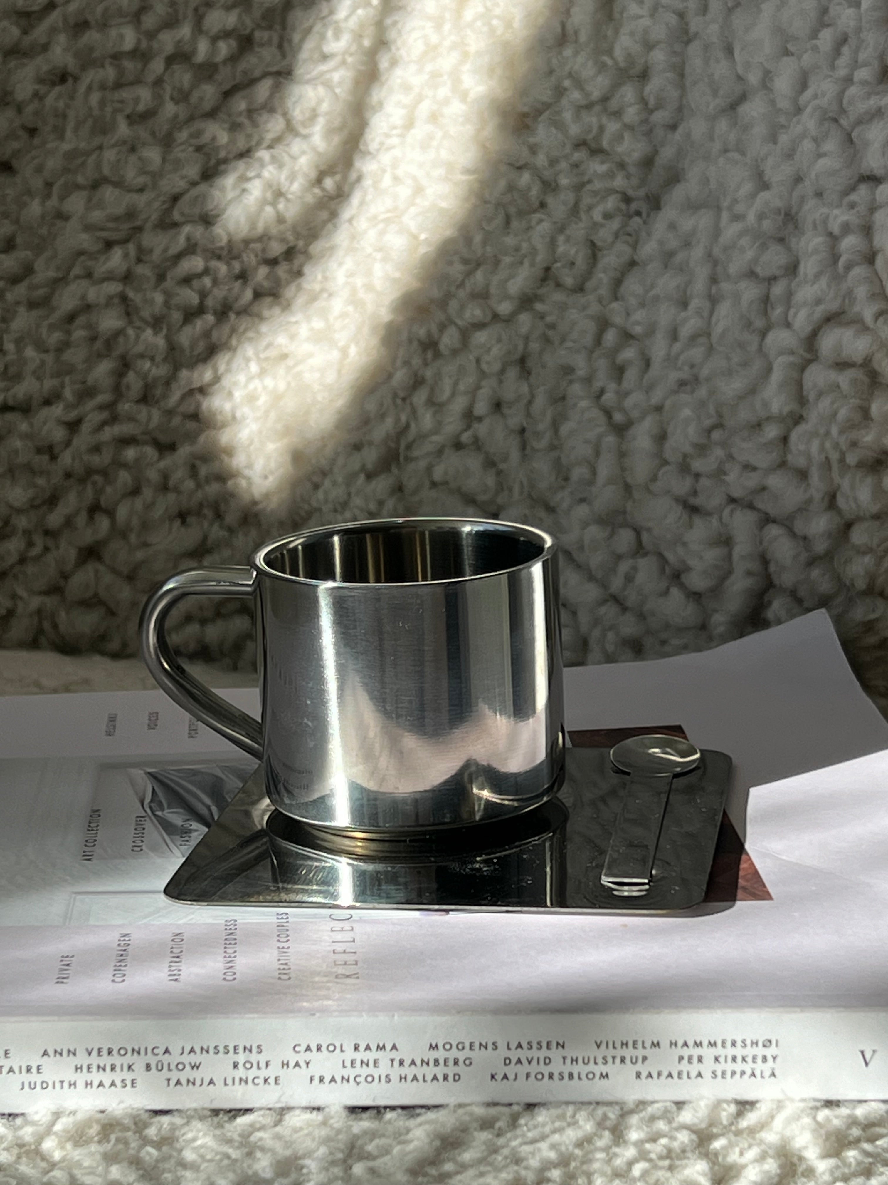 Stål Kaffekop med Underkop og Ske på Plade | 150 ml - Ny Model Studio Hafnia