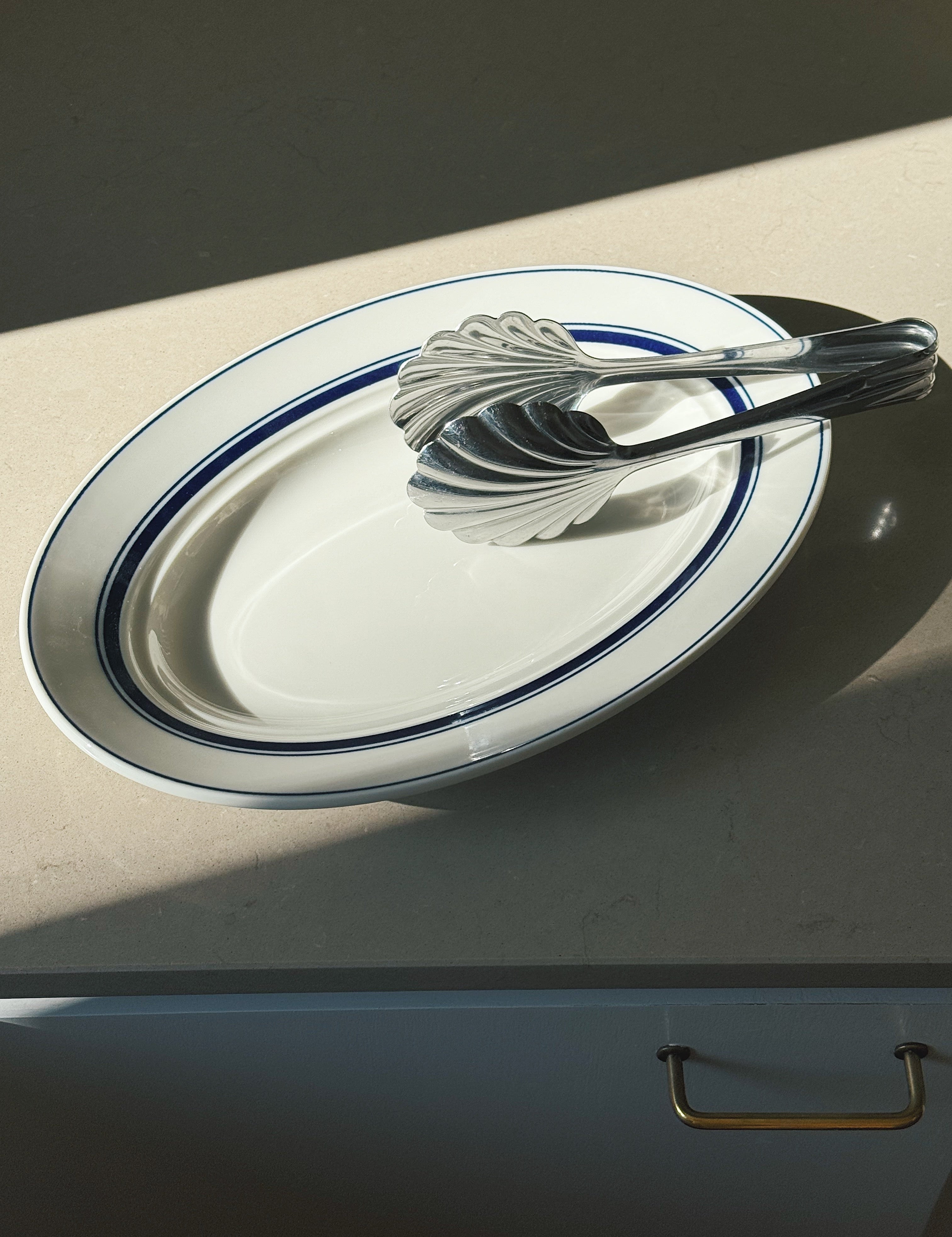 Hvidt serveringsfad med blå striber i keramik fra Japan | 32.6 cm Studio Hafnia