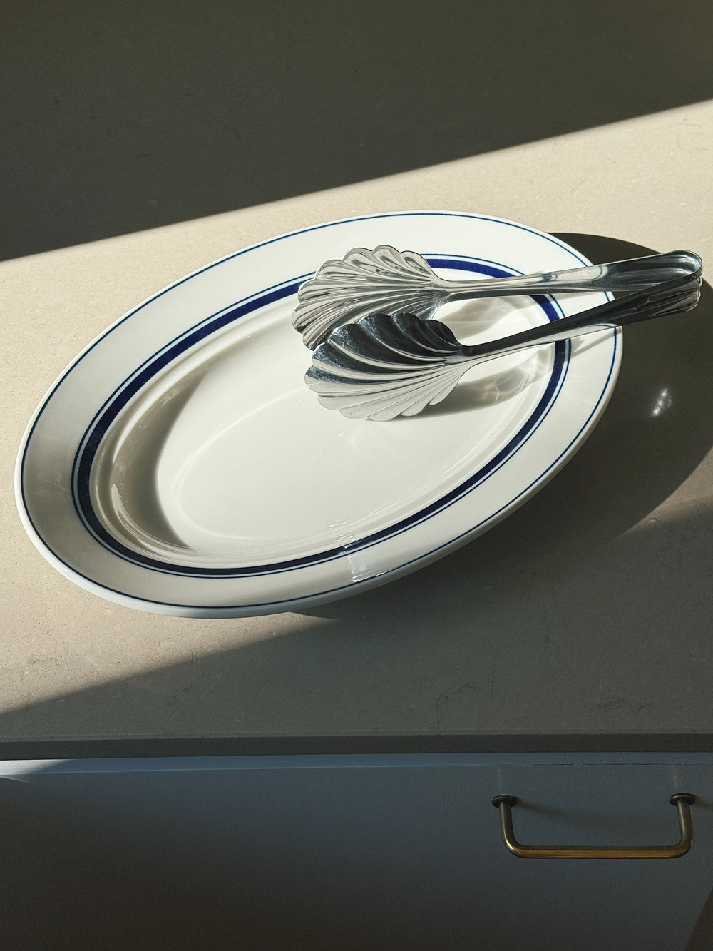 Hvidt serveringsfad med blå striber i keramik fra Japan | 32.6 cm Studio Hafnia