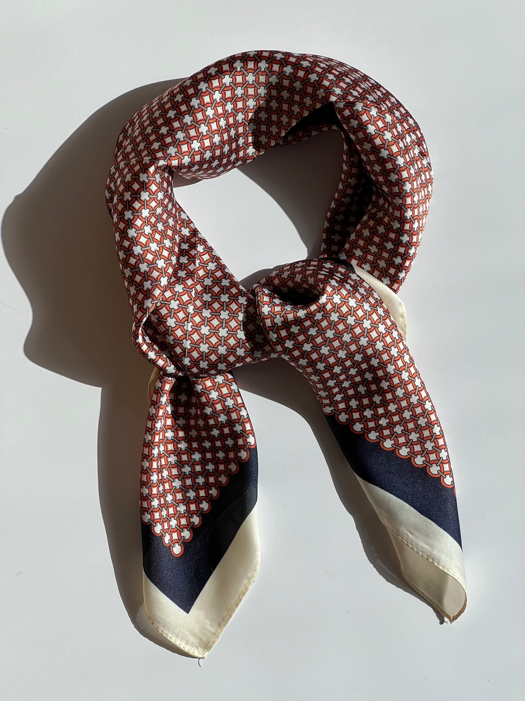 Tørklæde med Offwhite, Rødt og Mørkeblåt Mønster | 70 x 70 cm Studio Hafnia