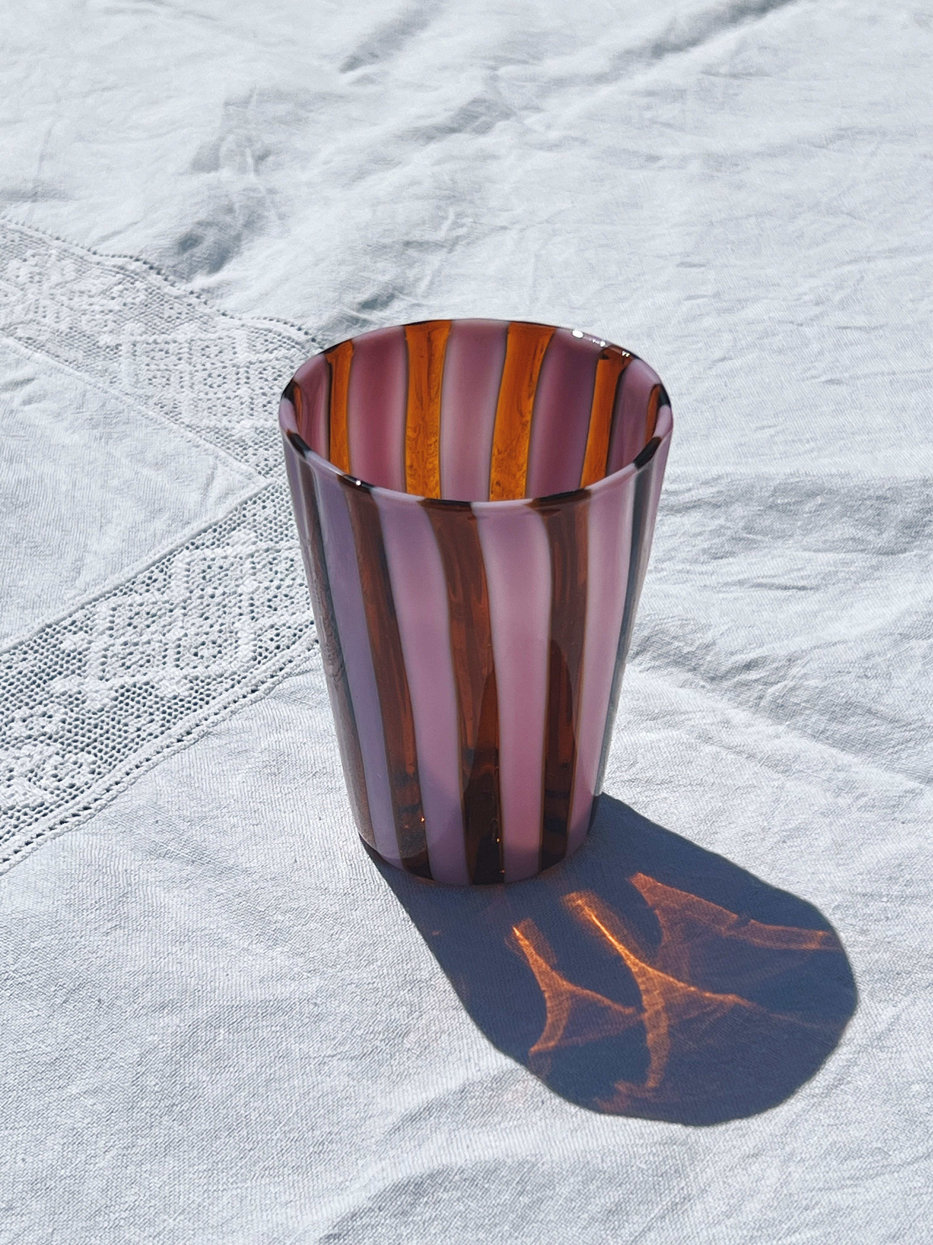 Håndblæst Murano Glas i Gio Ponti Stil med Karamelfarvede og Ametyst Striber Murano