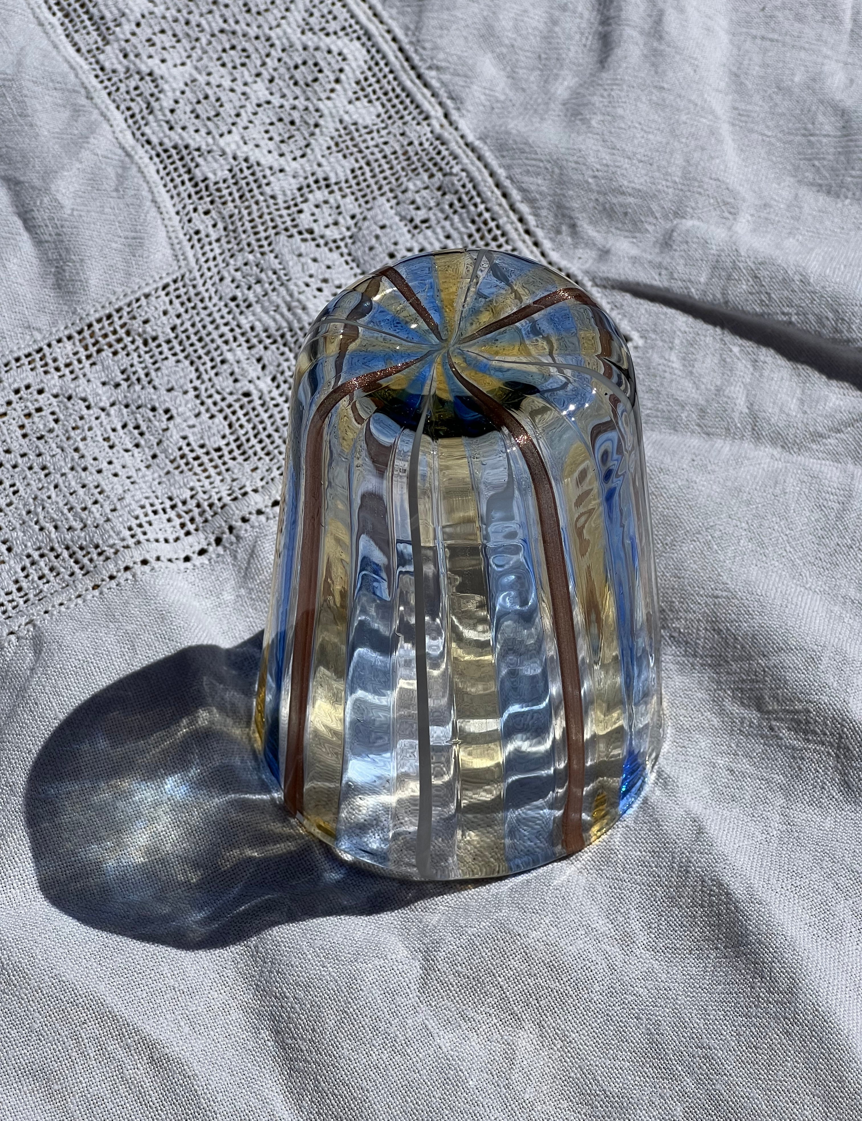 Håndblæst Murano Glas med Blå, Gule, Hvide og Brune Striber Murano