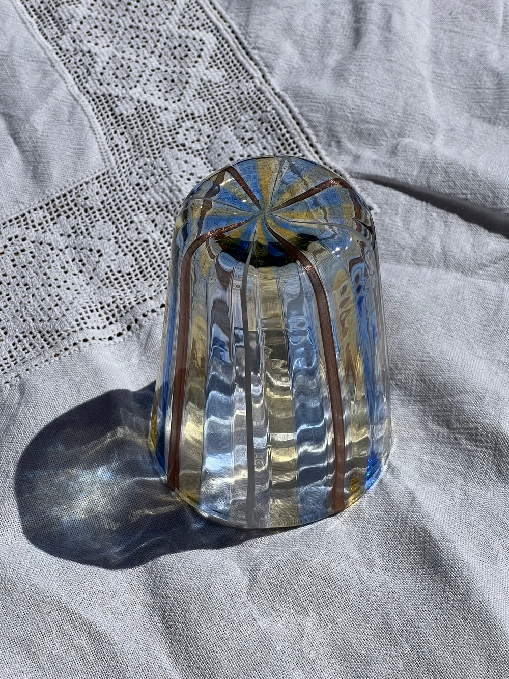 Håndblæst Murano Glas med Blå, Gule, Hvide og Brune Striber Murano