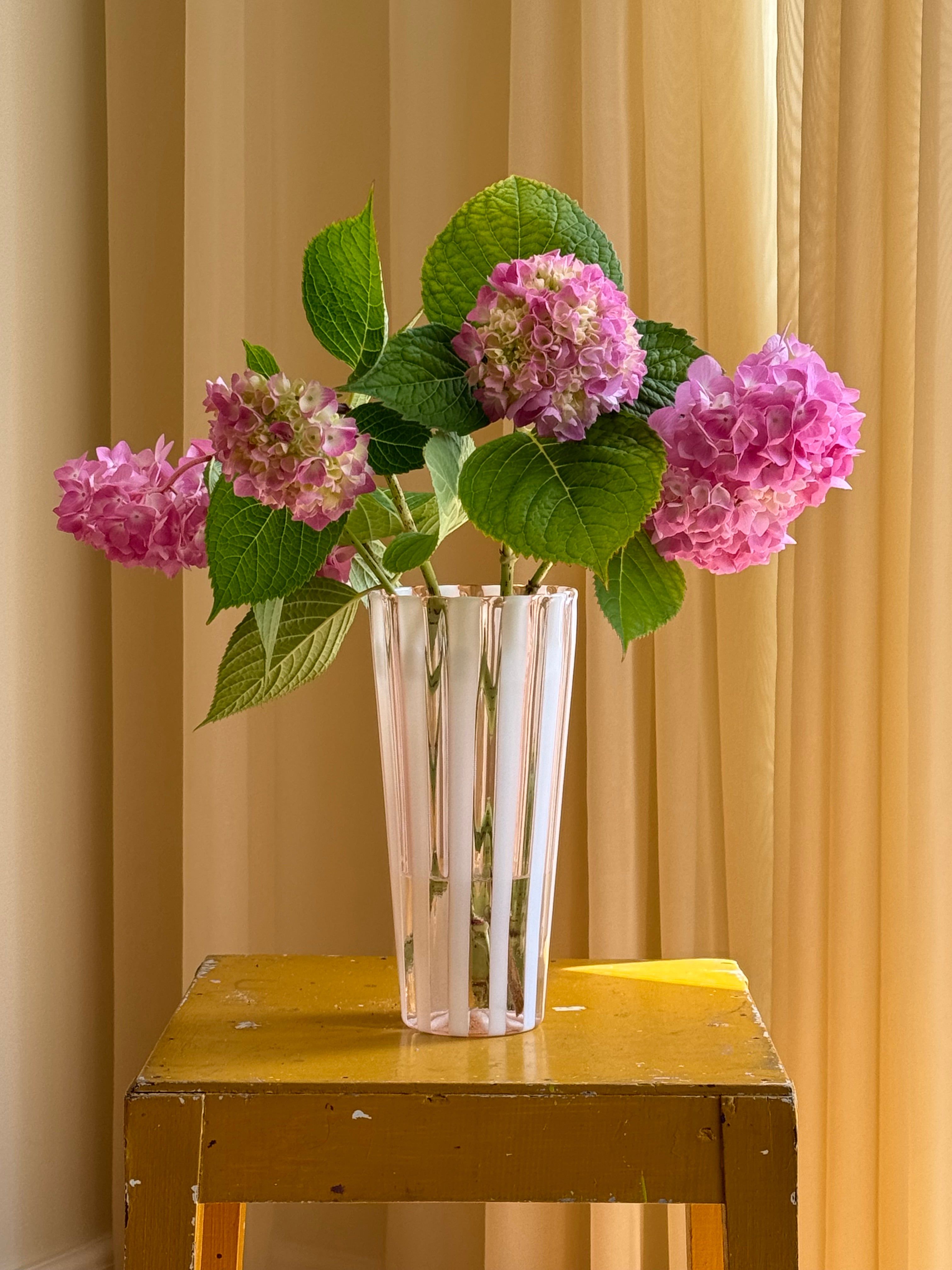 Mundblæst Murano Vase i Glas | Opal Hvid og Lys Pink Striber Murano