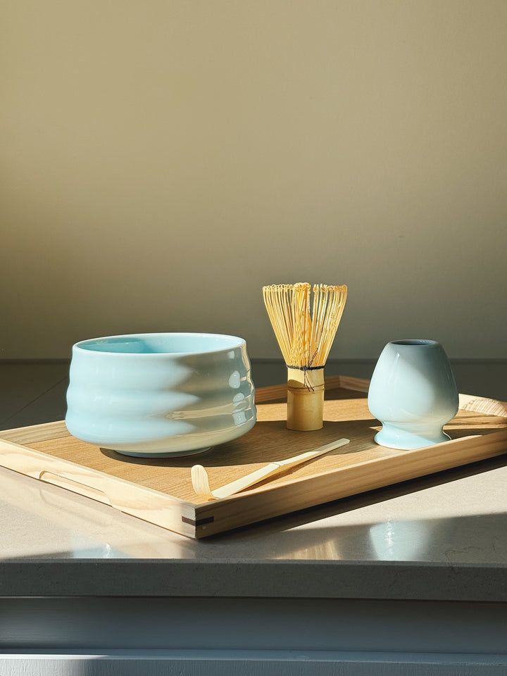 Matcha-sæt med skål, ske, piskeris og holder – lyseblå glaseret keramik Studio Hafnia