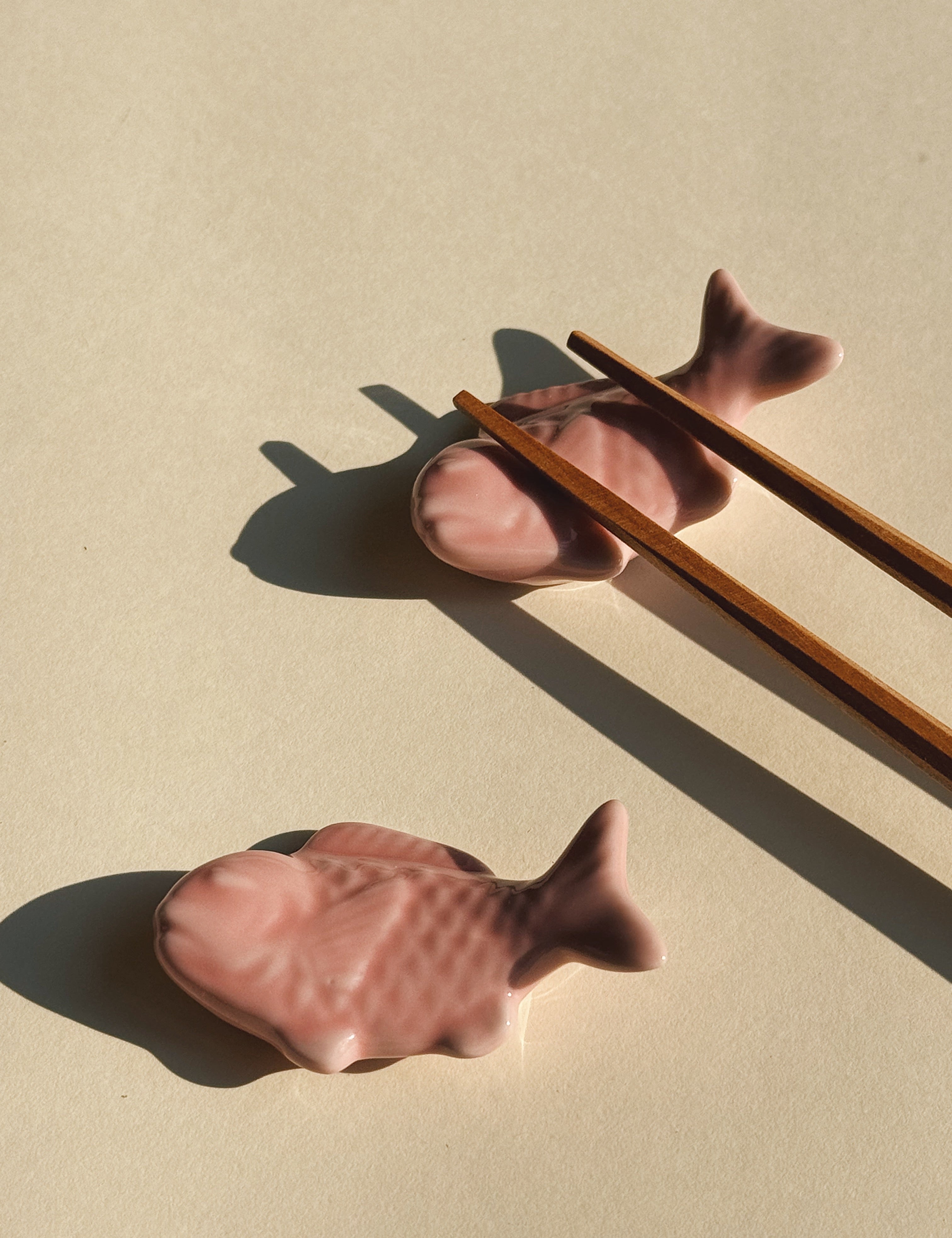 Spisepindholder i keramik | Lyserød fisk | Japan Studio Hafnia