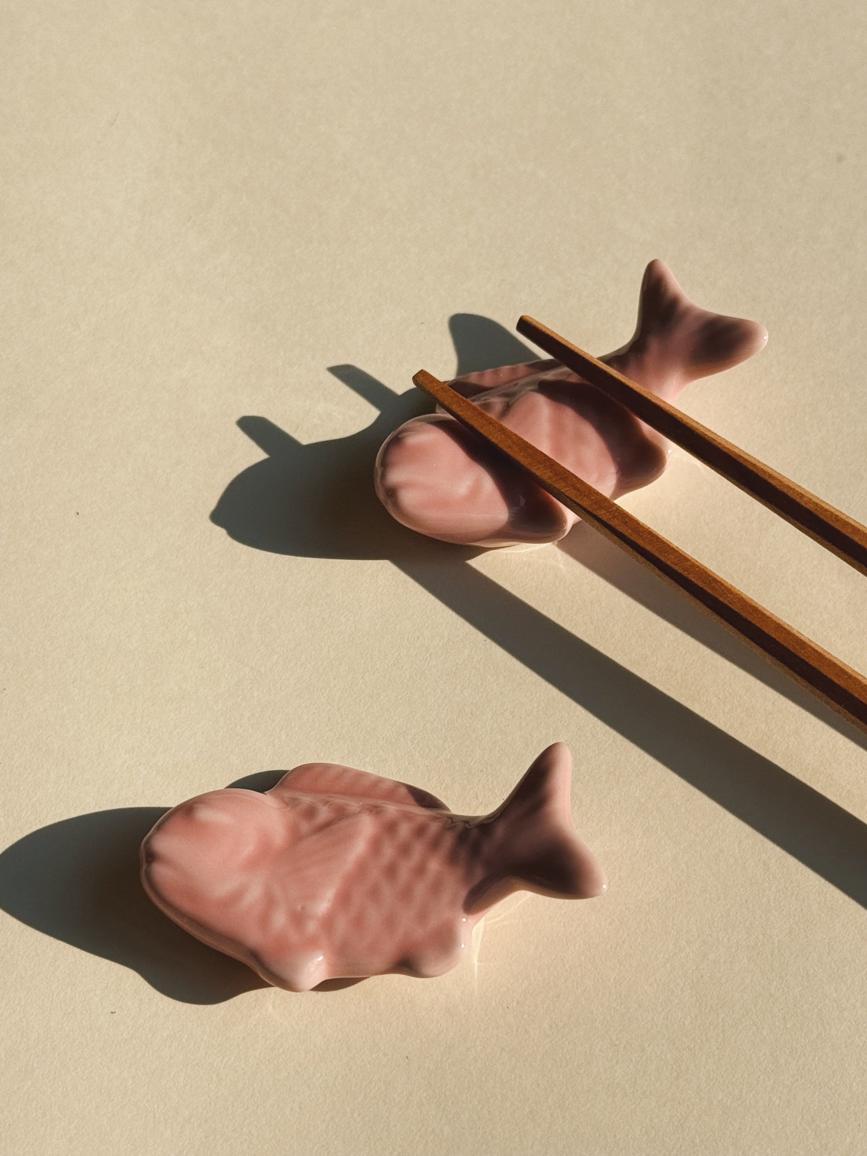 Spisepindholder i keramik | Lyserød fisk | Japan Studio Hafnia