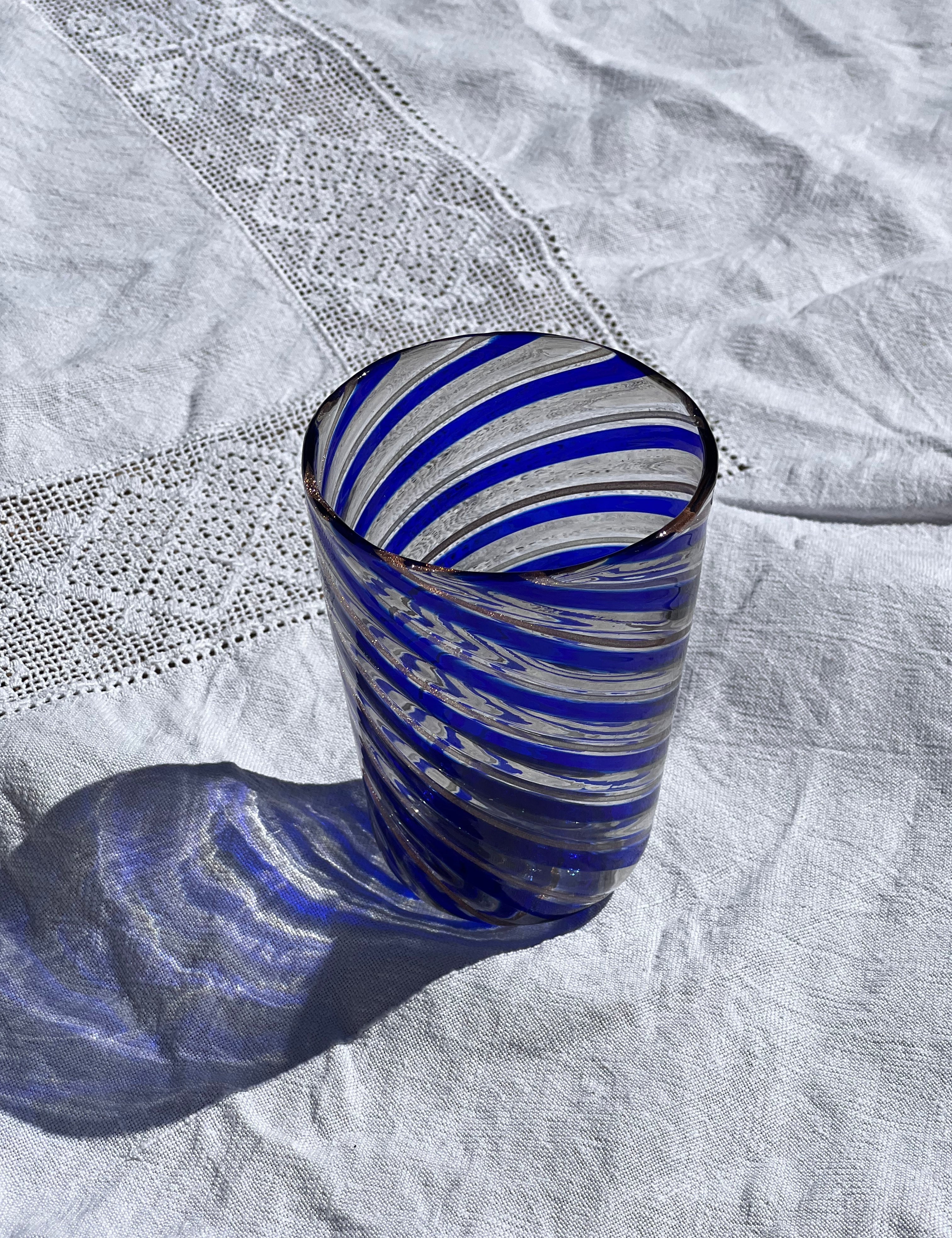 Håndblæst Murano Glas med Swirlmønster i Mørkeblå og Rosa Murano
