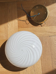 Vintage Murano plafondlampe i hvidt swirl-glas med messingbase | Ø24 cm Studio Hafnia