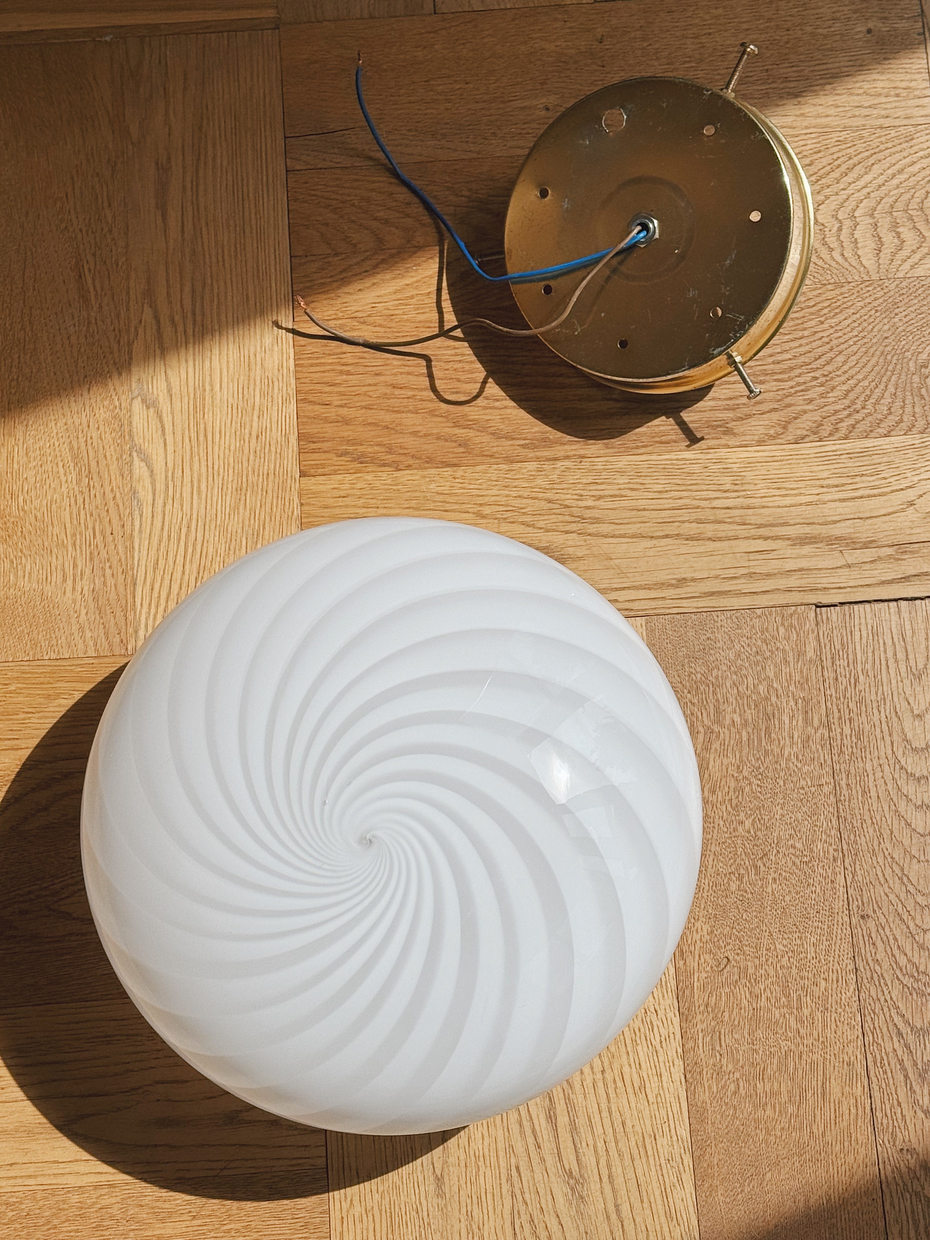 Vintage Murano plafondlampe i hvidt swirl-glas med messingbase | Ø24 cm Studio Hafnia