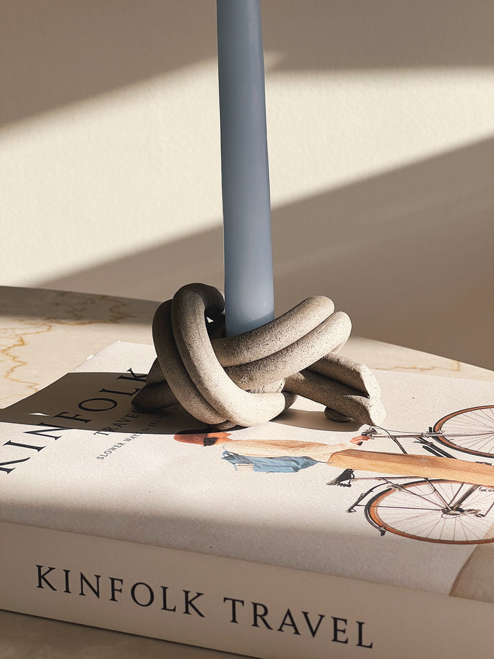 Håndlavet lysestage "Dobbelt Knut" i keramik fra Anna Wadle | Mat Sand Anna Wadle