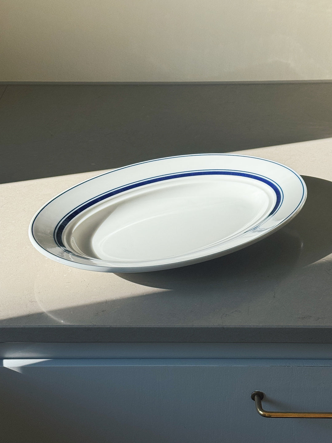 Hvidt serveringsfad med blå striber i keramik fra Japan | 32.6 cm Studio Hafnia