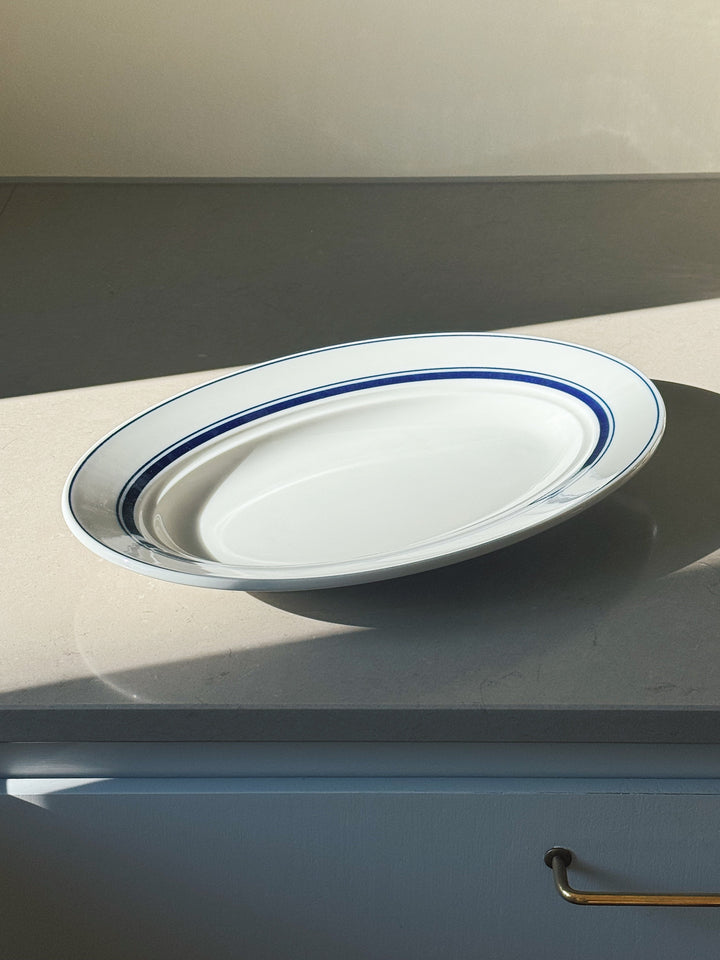 Hvidt serveringsfad med blå striber i keramik fra Japan | 32.6 cm Studio Hafnia