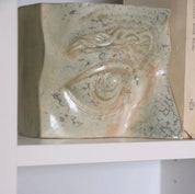 Jacob Laoru | Bookend Eye (Right): Firkantet højre bogstøtte øje i glaseret stentøjsler i CrystalGreen Studio Hafnia