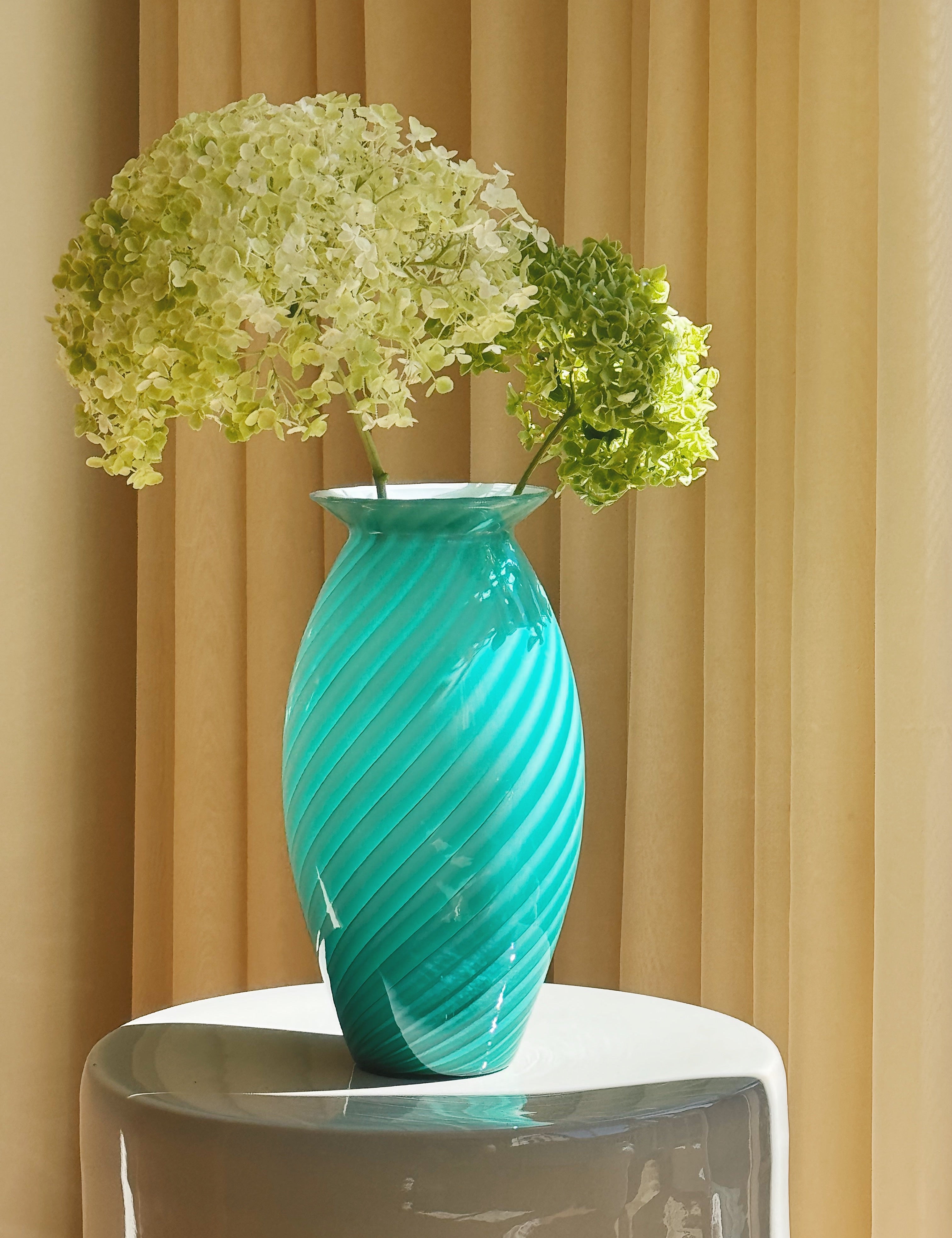Vintage Murano Vase i Grøn og Hvid Tratti Mønster – H29 cm Studio Hafnia