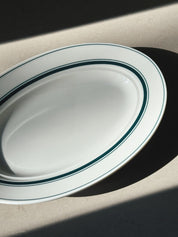 Hvidt serveringsfad med grønne striber i keramik fra Japan | 32.6 cm Studio Hafnia
