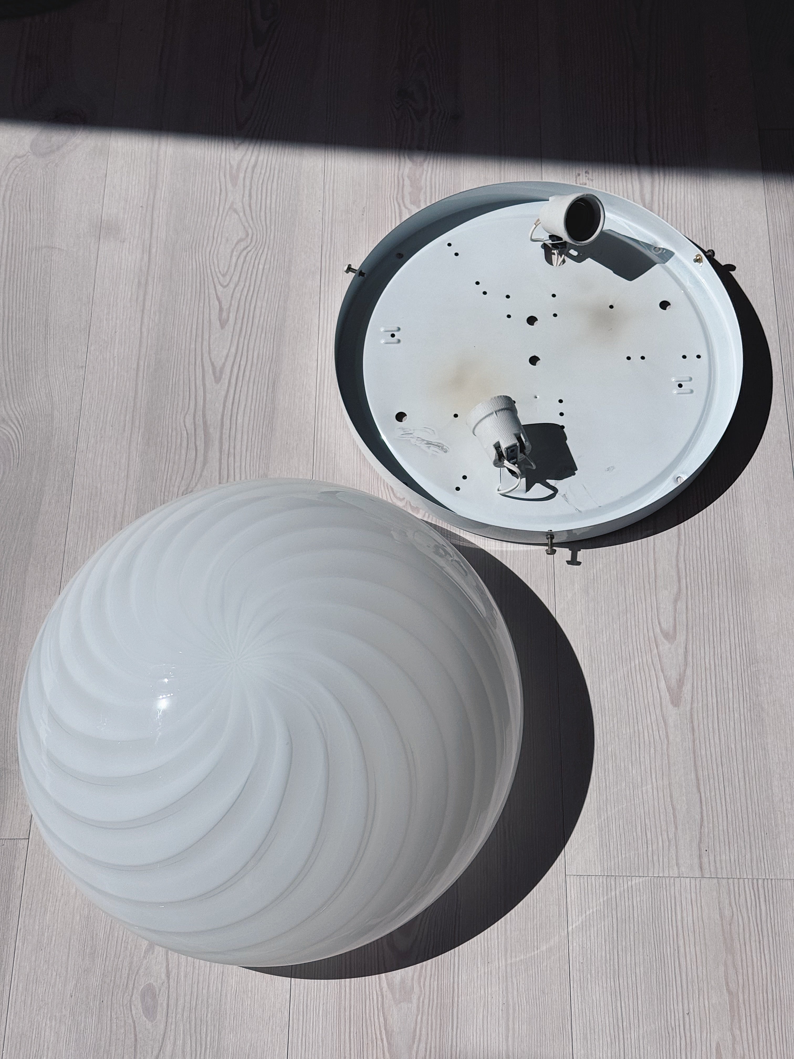 Bagside af Murano plafondlampe med hvid metalbase og fatning, Ø36 cm