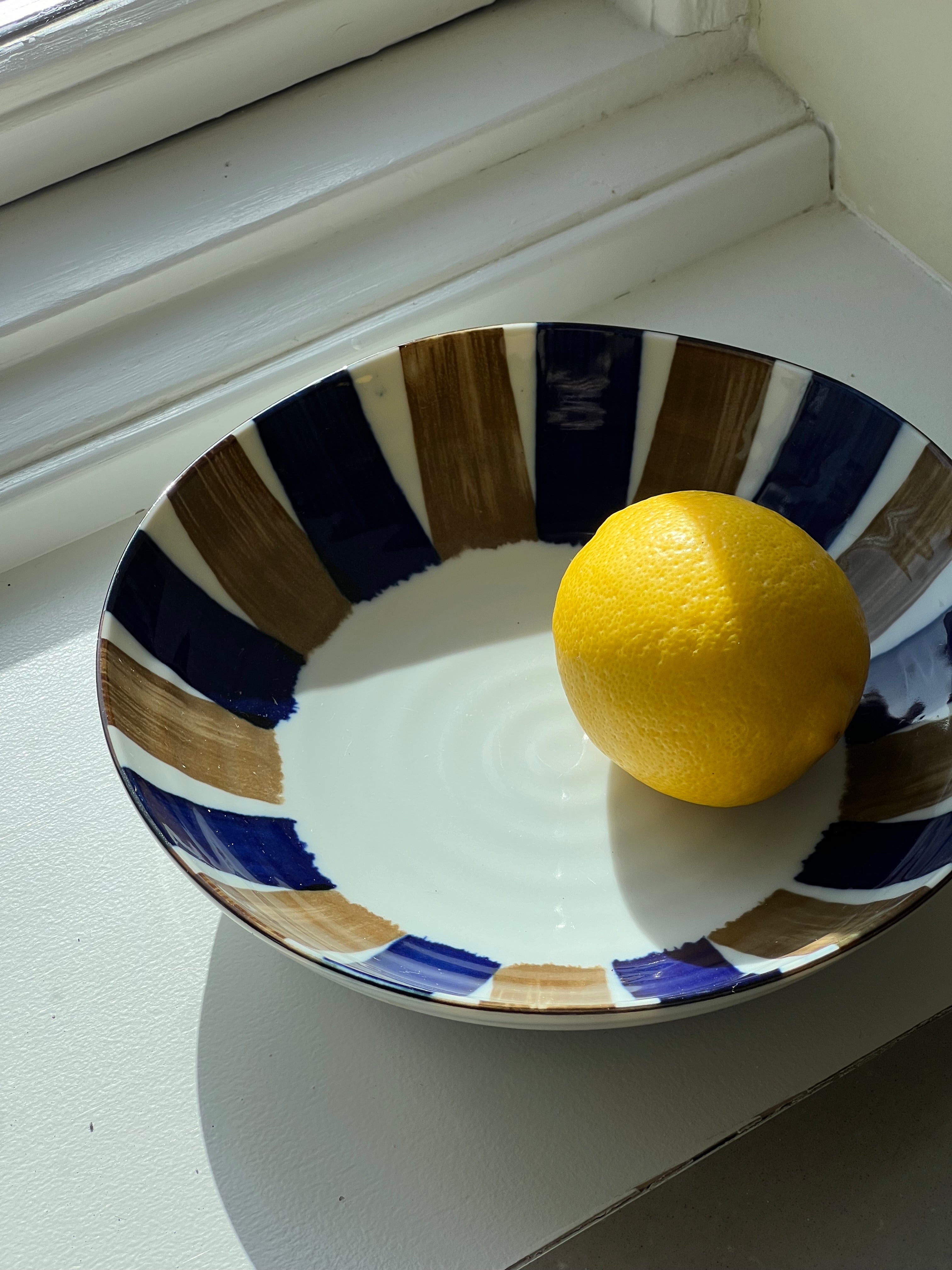 Japansk dyb tallerken/skål i hvid keramik med blå og brune striber | 21 cm Studio Hafnia