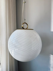 Vintage Murano pendel i hvidt swirl-glas med messingdetaljer | Ø35 cm Studio Hafnia