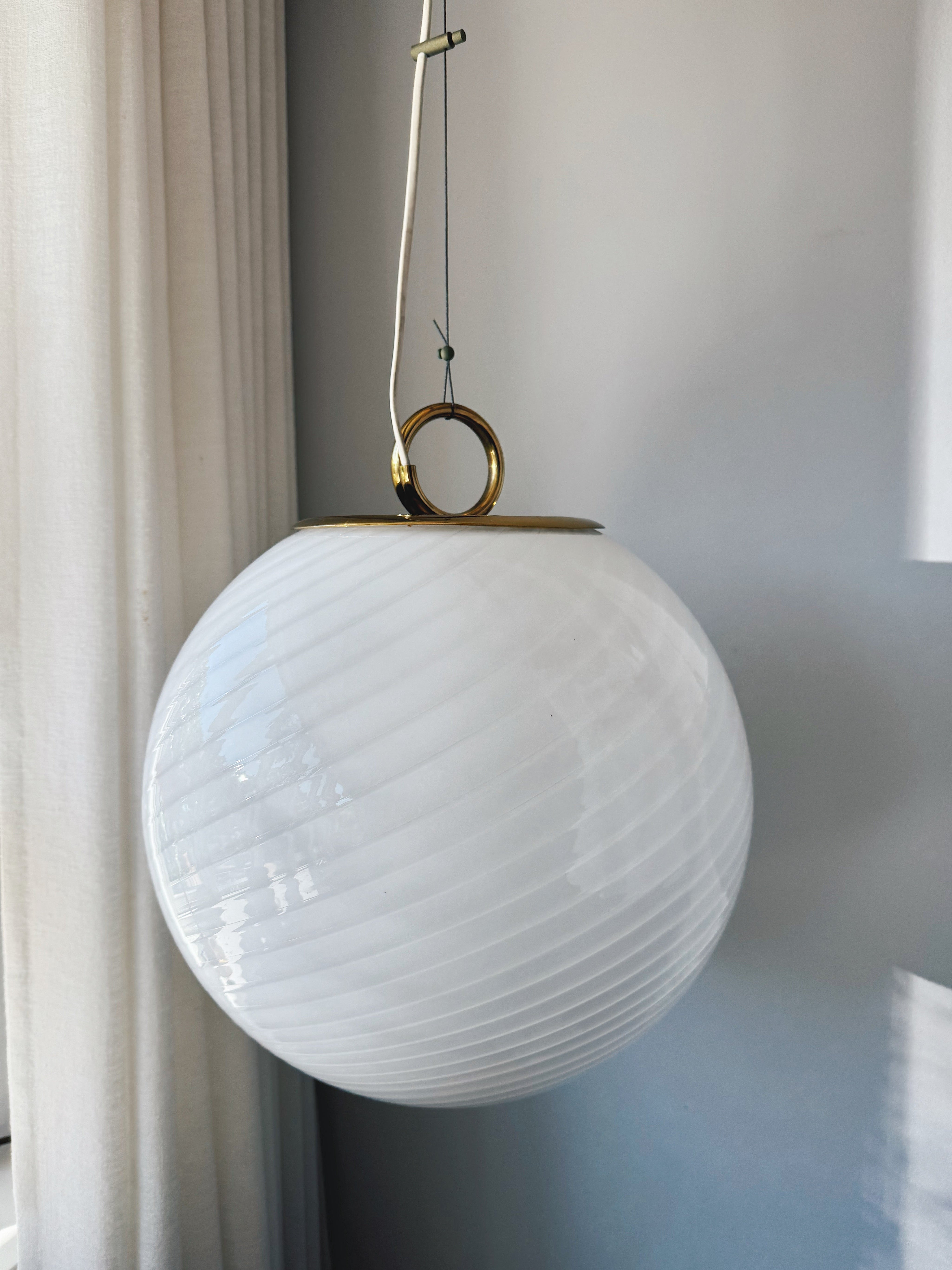 Vintage Murano pendel i hvidt swirl-glas med messingdetaljer | Ø35 cm Studio Hafnia