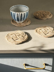 Sæt med 4 Ocean Plait Coasters i Flettet Jute | Ø10 cm Studio Hafnia