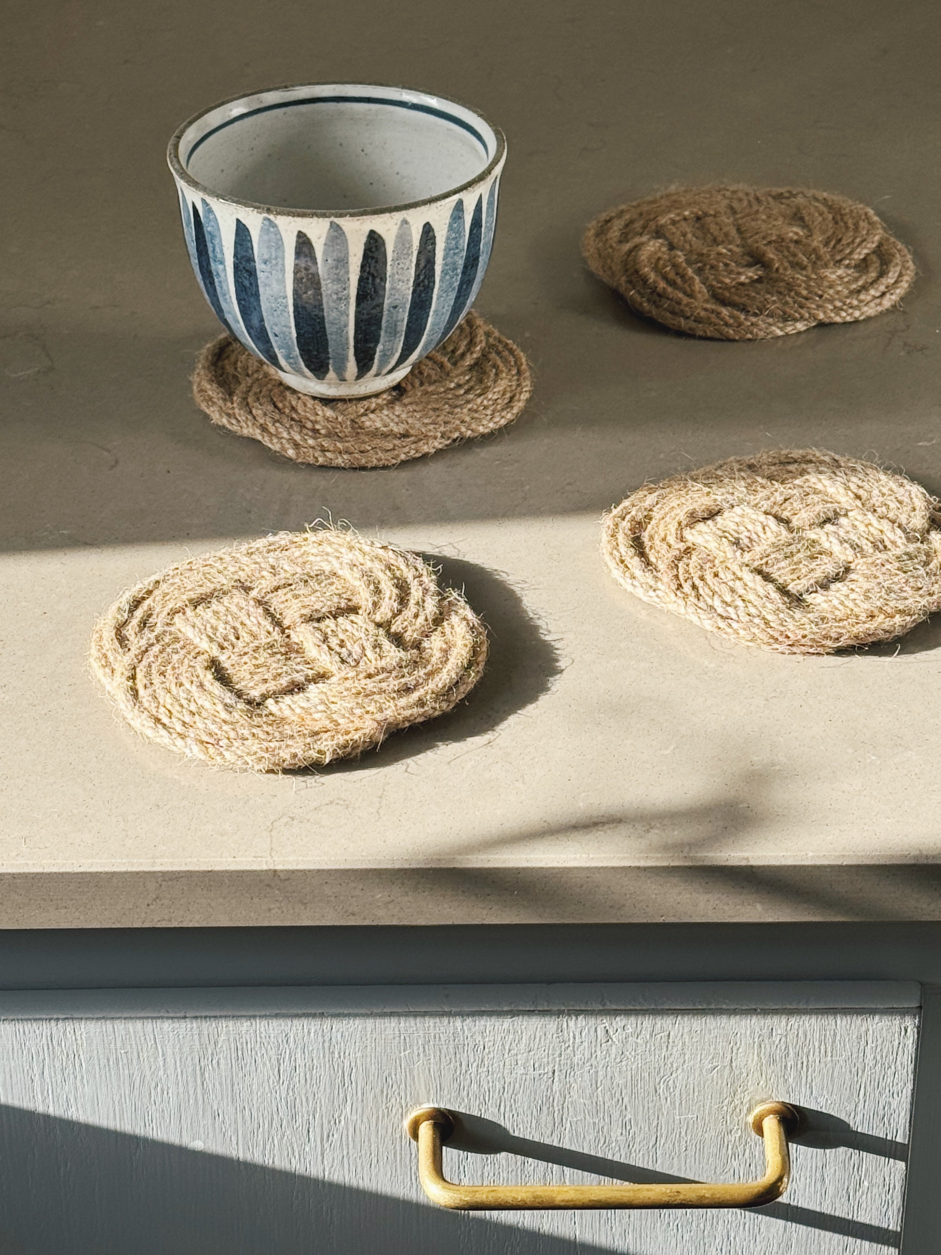 Sæt med 4 Ocean Plait Coasters i Flettet Jute | Ø10 cm Studio Hafnia