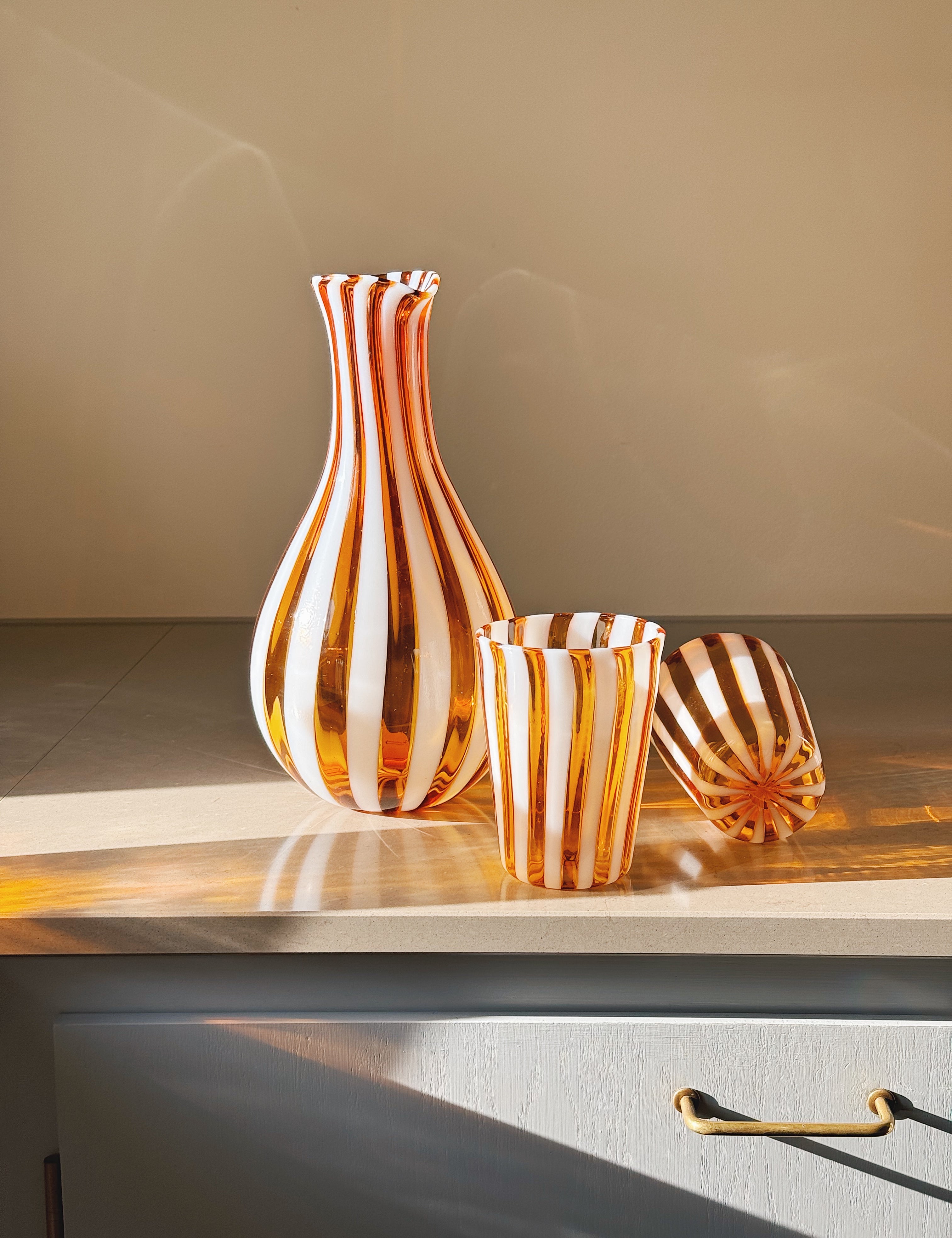 Håndblæst Murano Glas i Gio Ponti Stil med Lys Saltkaramel og Hvide Striber Murano