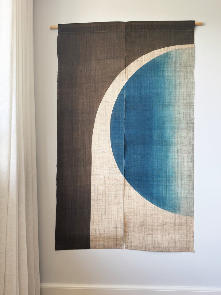 Japansk Vægtæppe i Hamp med Ophæng | Halvcirkelmotiv i Khaki & Blå | 150 × 88 cm Studio Hafnia