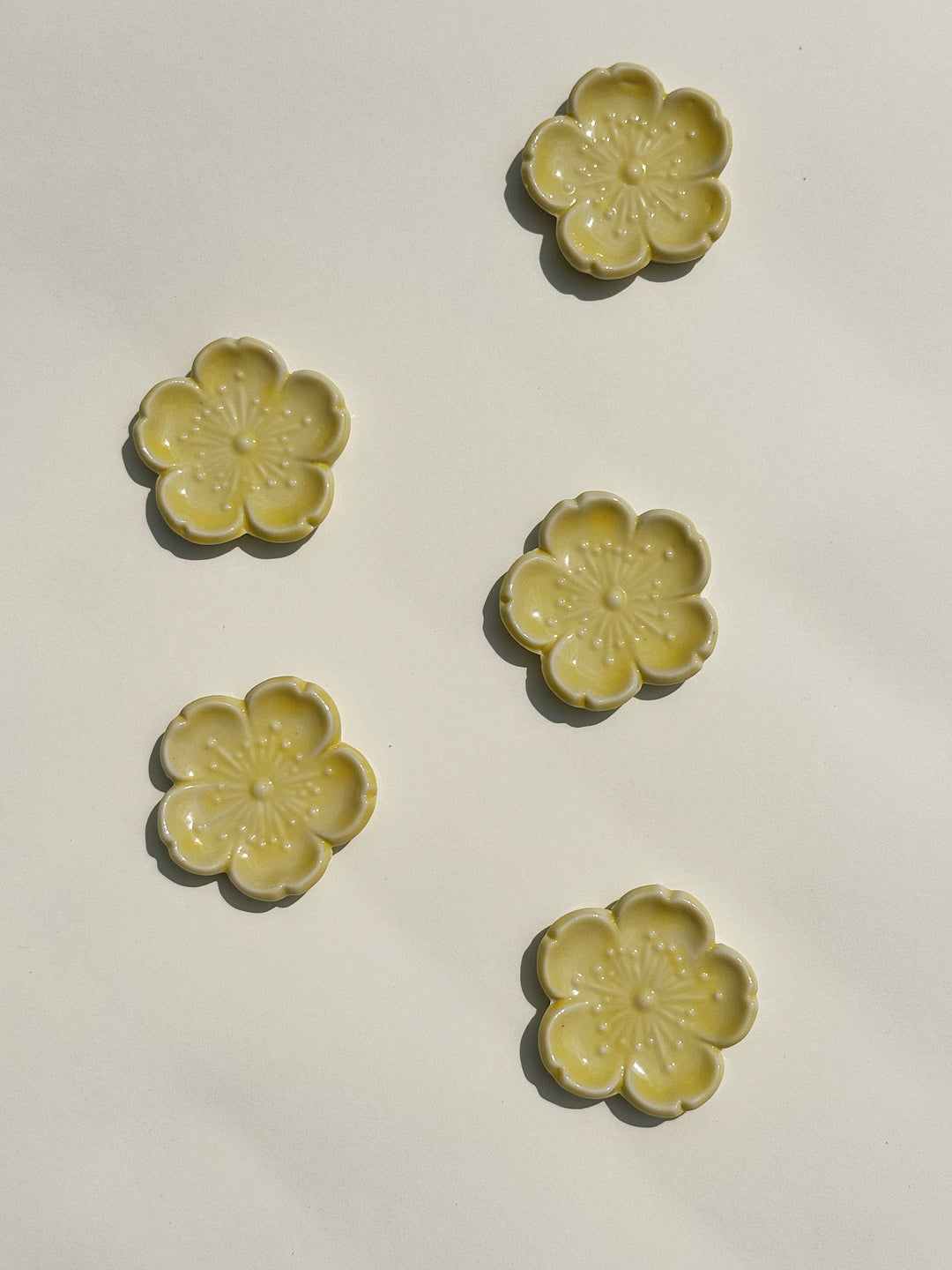 Spisepindholder i keramik | Gul blomsterform | Japan STUDIO HAFNIA