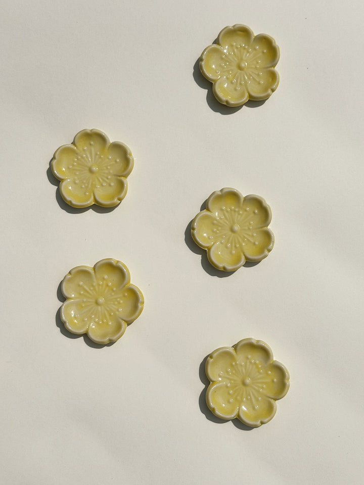 Spisepindholder i keramik | Gul blomsterform | Japan STUDIO HAFNIA
