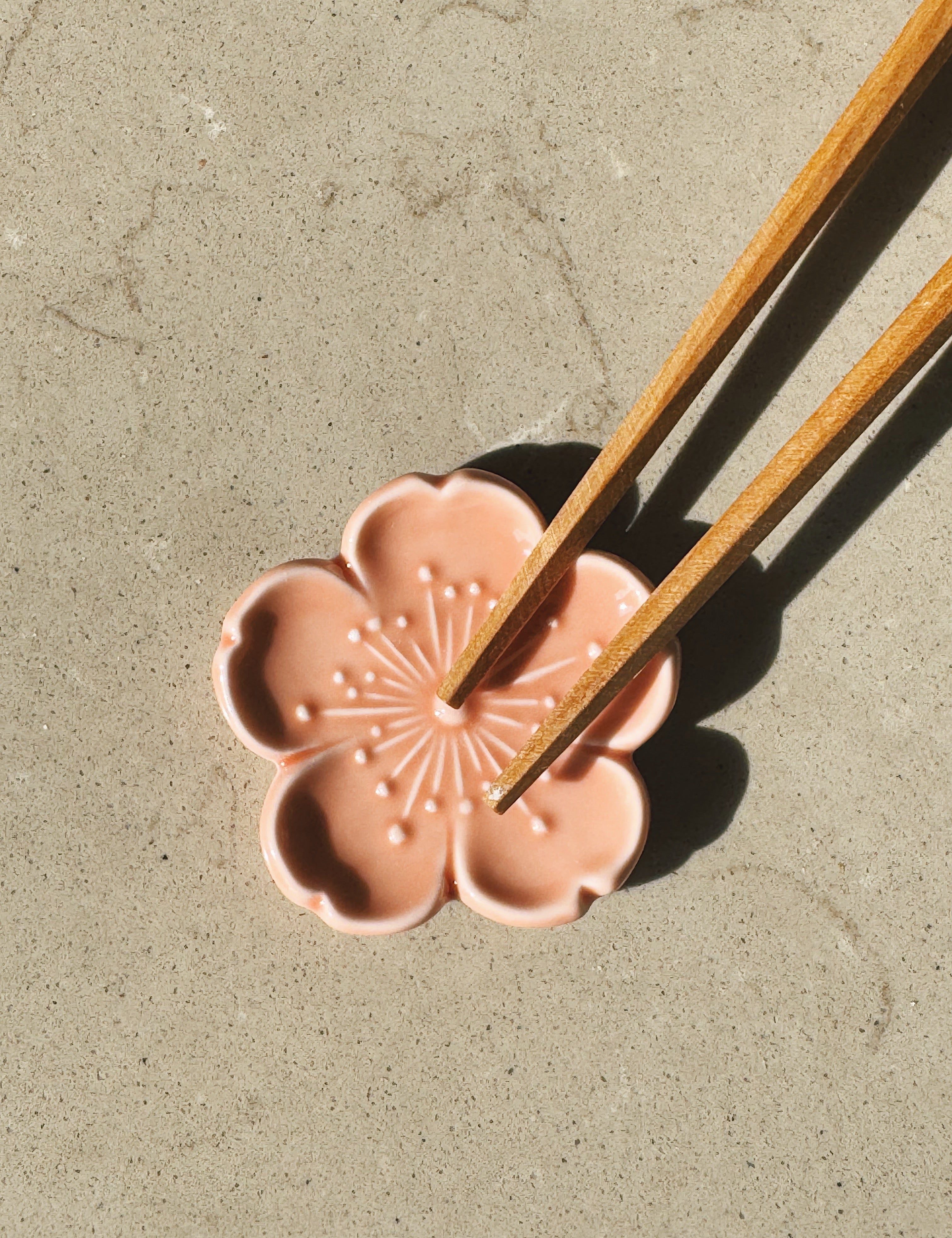 Spisepindholder i keramik | Lyserød blomsterform | Japan STUDIO HAFNIA