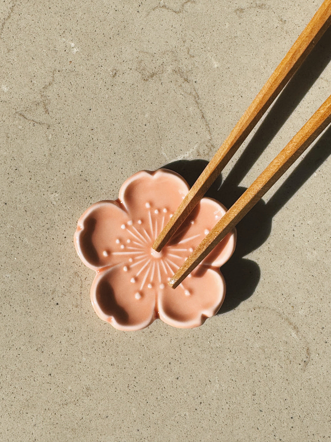 Spisepindholder i keramik | Lyserød blomsterform | Japan STUDIO HAFNIA