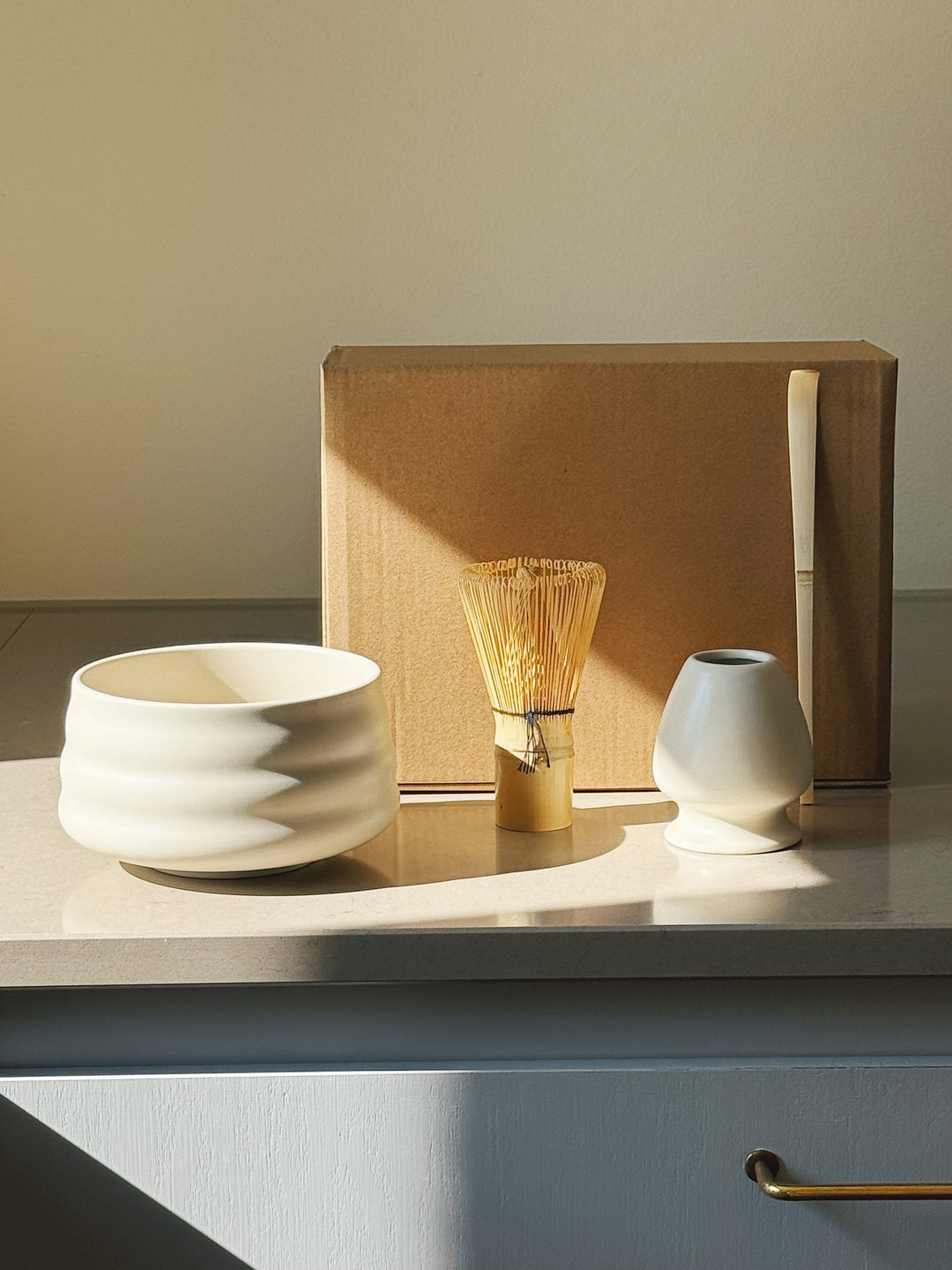 Matcha-sæt med skål, ske, piskeris og holder – mat hvid keramik Studio Hafnia