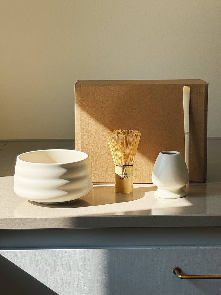 Matcha-sæt med skål, ske, piskeris og holder – mat hvid keramik Studio Hafnia