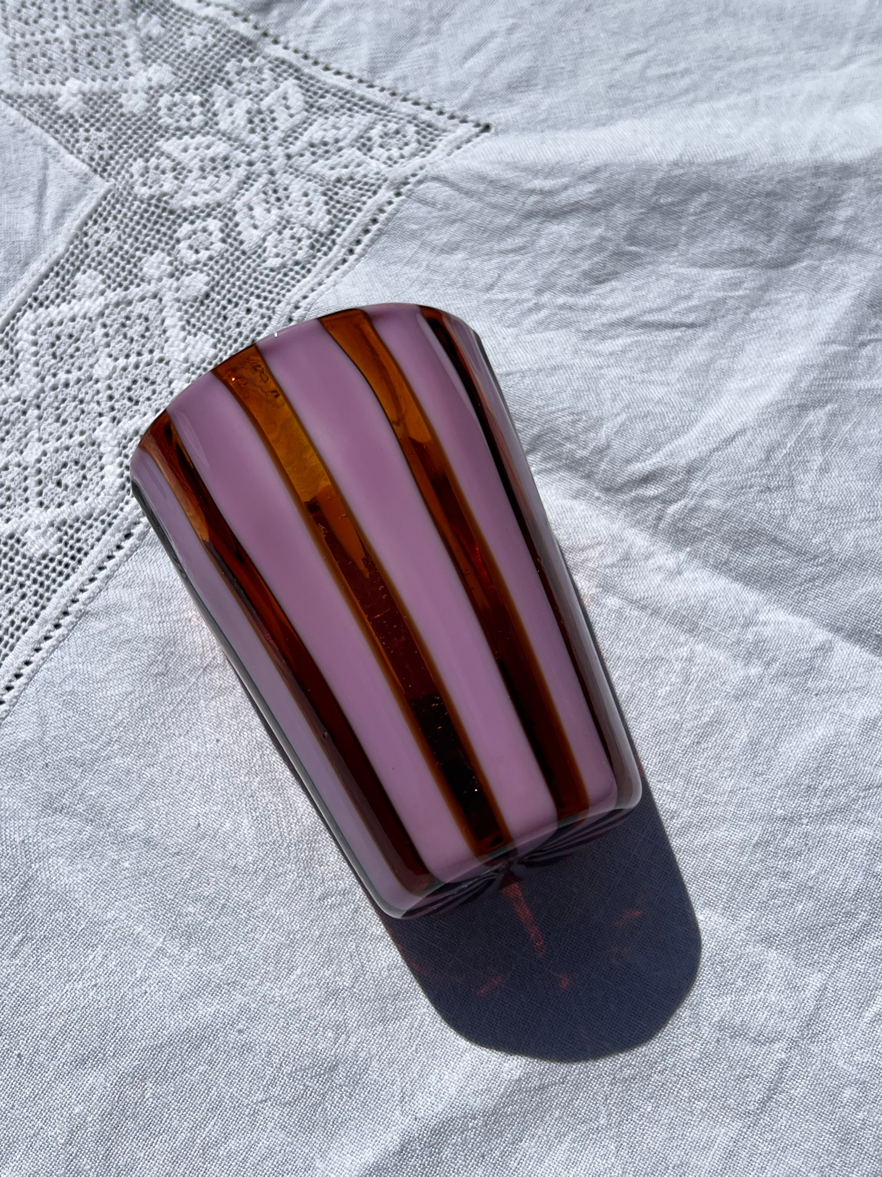 Håndblæst Murano Glas i Gio Ponti Stil med Karamelfarvede og Ametyst Striber Murano
