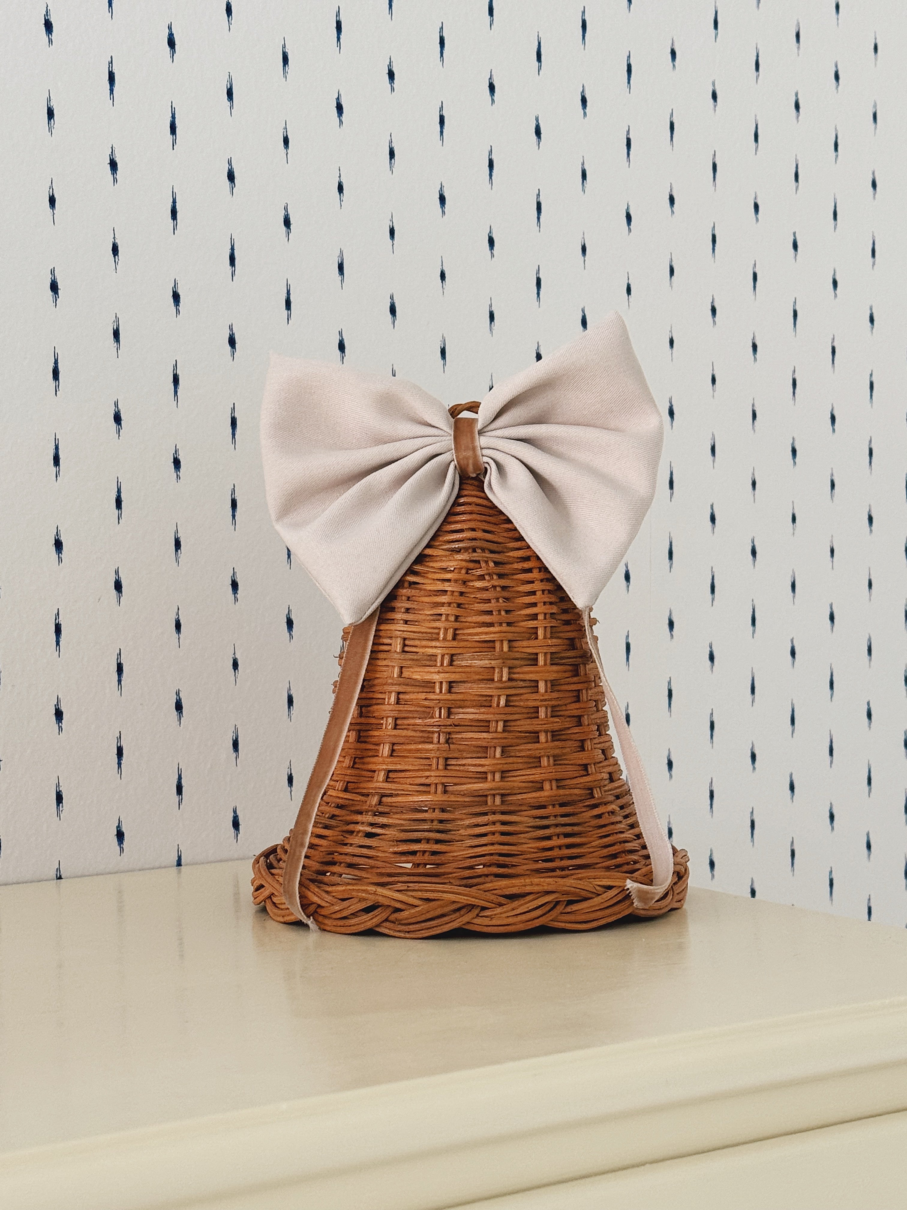Stående Rattan Juleklokke med Lys Sløjfe | 15,5 x 15,5 cm Studio Hafnia