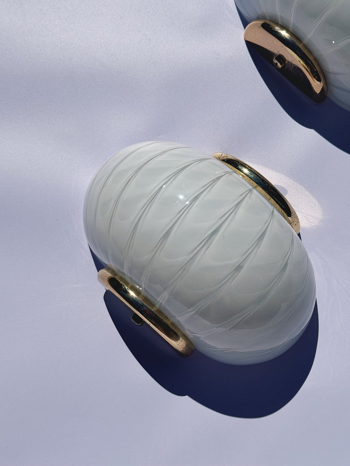 Vintage Murano væglampe | Hvidt swirlglas & messingbeslag Studio Hafnia