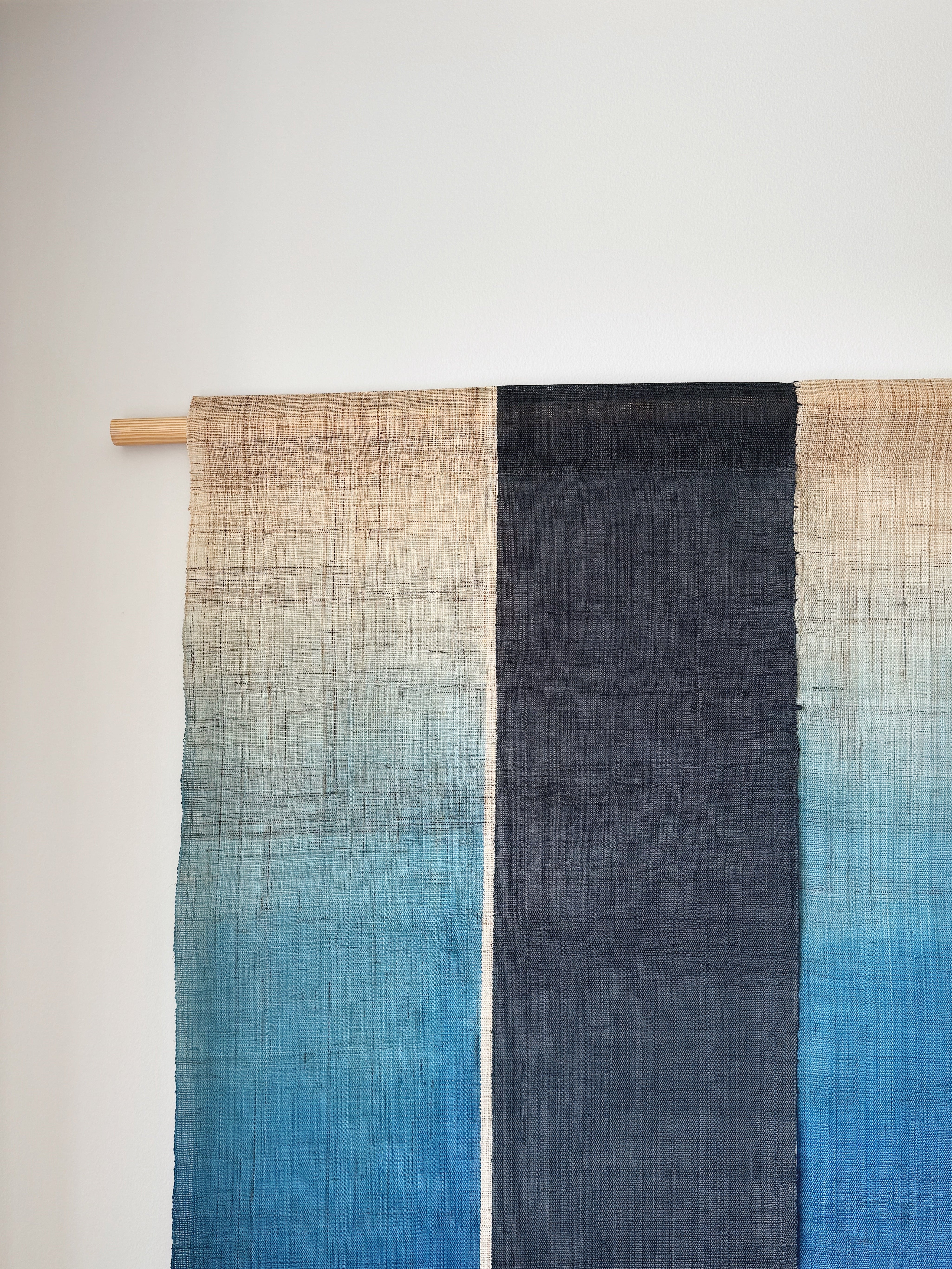 Japansk Vægtæppe i Hamp med Ophæng | Stribet i Blå & Natur | 150 × 88 cm  STUDIO HAFNIA
