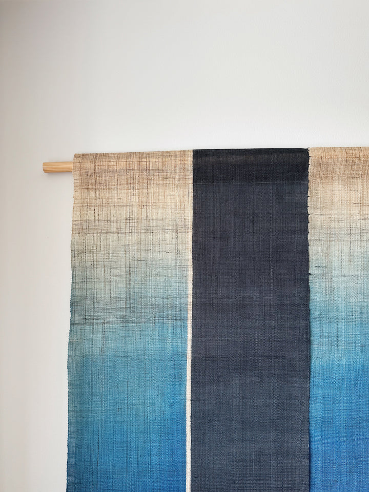 Japansk Vægtæppe i Hamp med Ophæng | Stribet i Blå & Natur | 150 × 88 cm  STUDIO HAFNIA